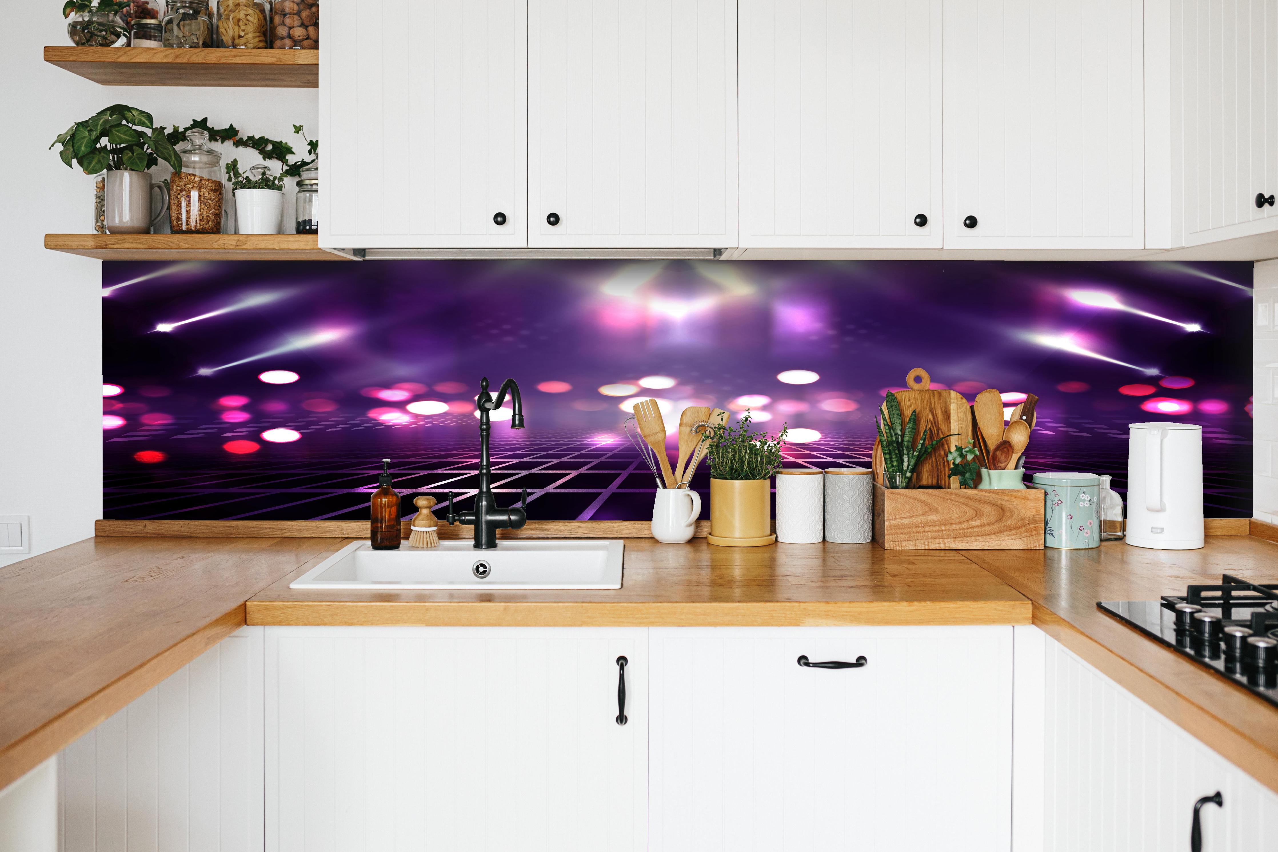 Küche - Leere Hintergrundszene. Ultraviolettes Licht hinter weißen Hochglanz-Küchenregalen und schwarzem Wasserhahn