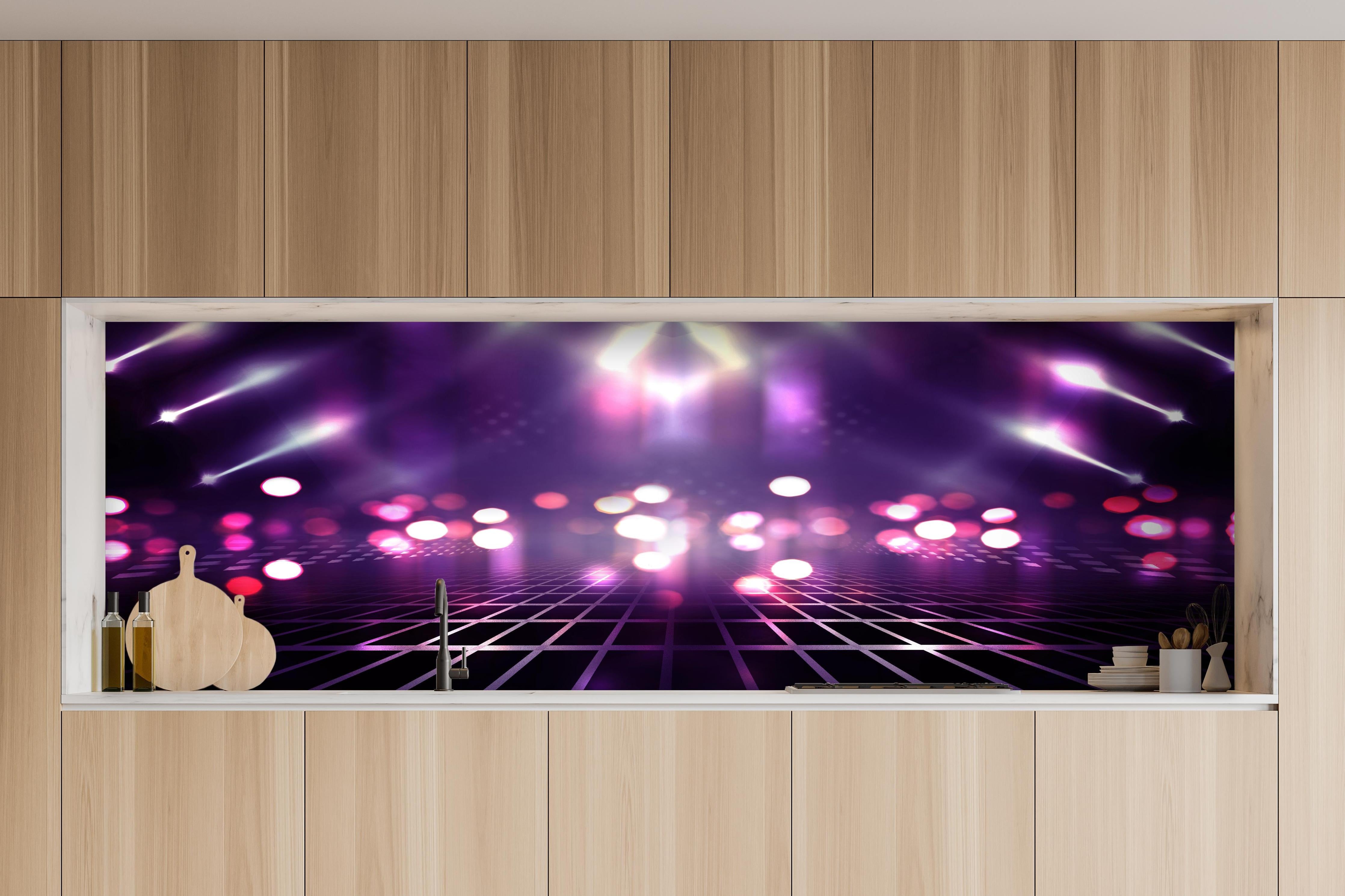 Küche - Leere Hintergrundszene. Ultraviolettes Licht hinter weißen Hochglanz-Küchenregalen und schwarzem Wasserhahn