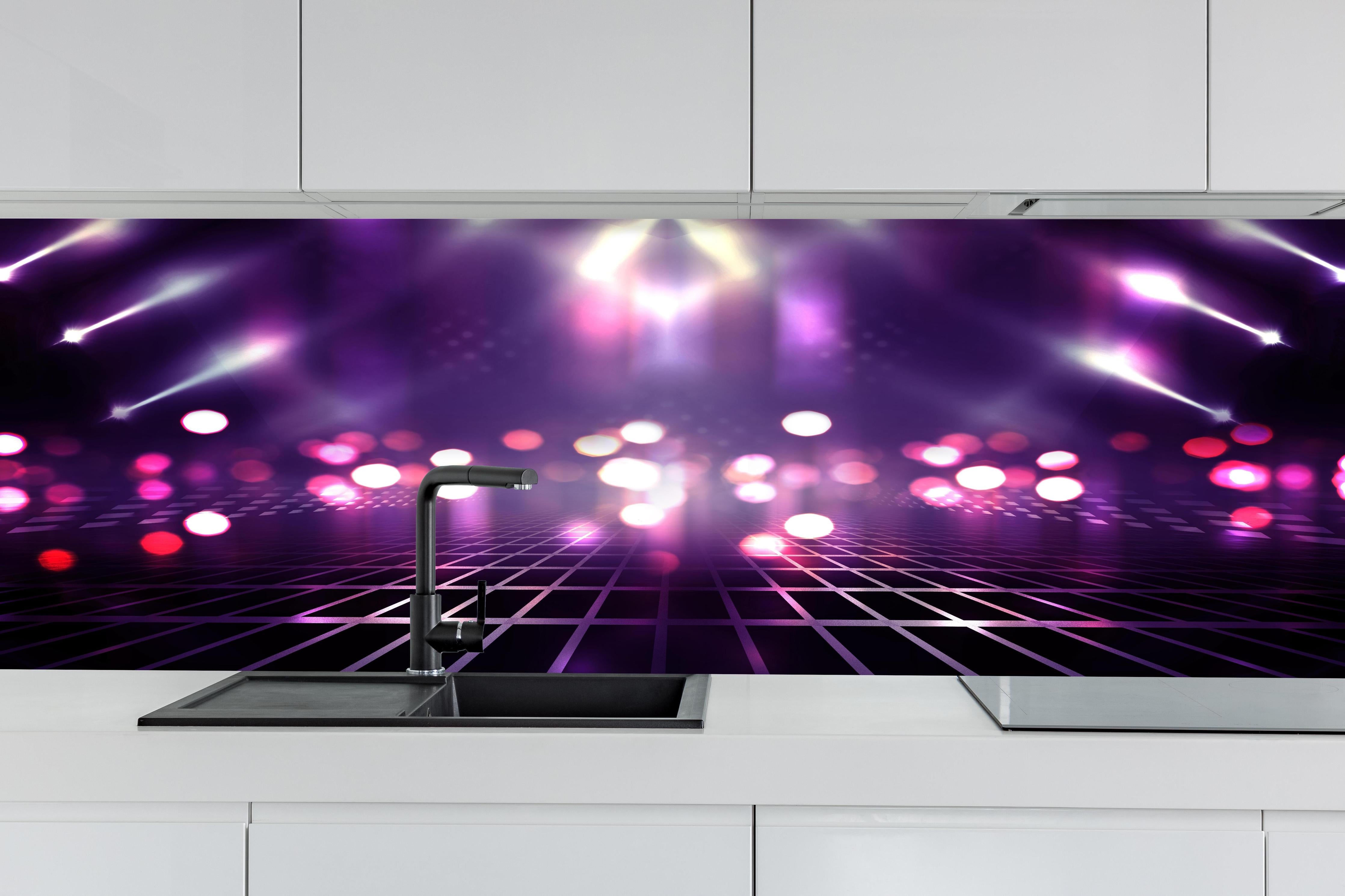 Küche - Leere Hintergrundszene. Ultraviolettes Licht hinter weißen Hochglanz-Küchenregalen und schwarzem Wasserhahn