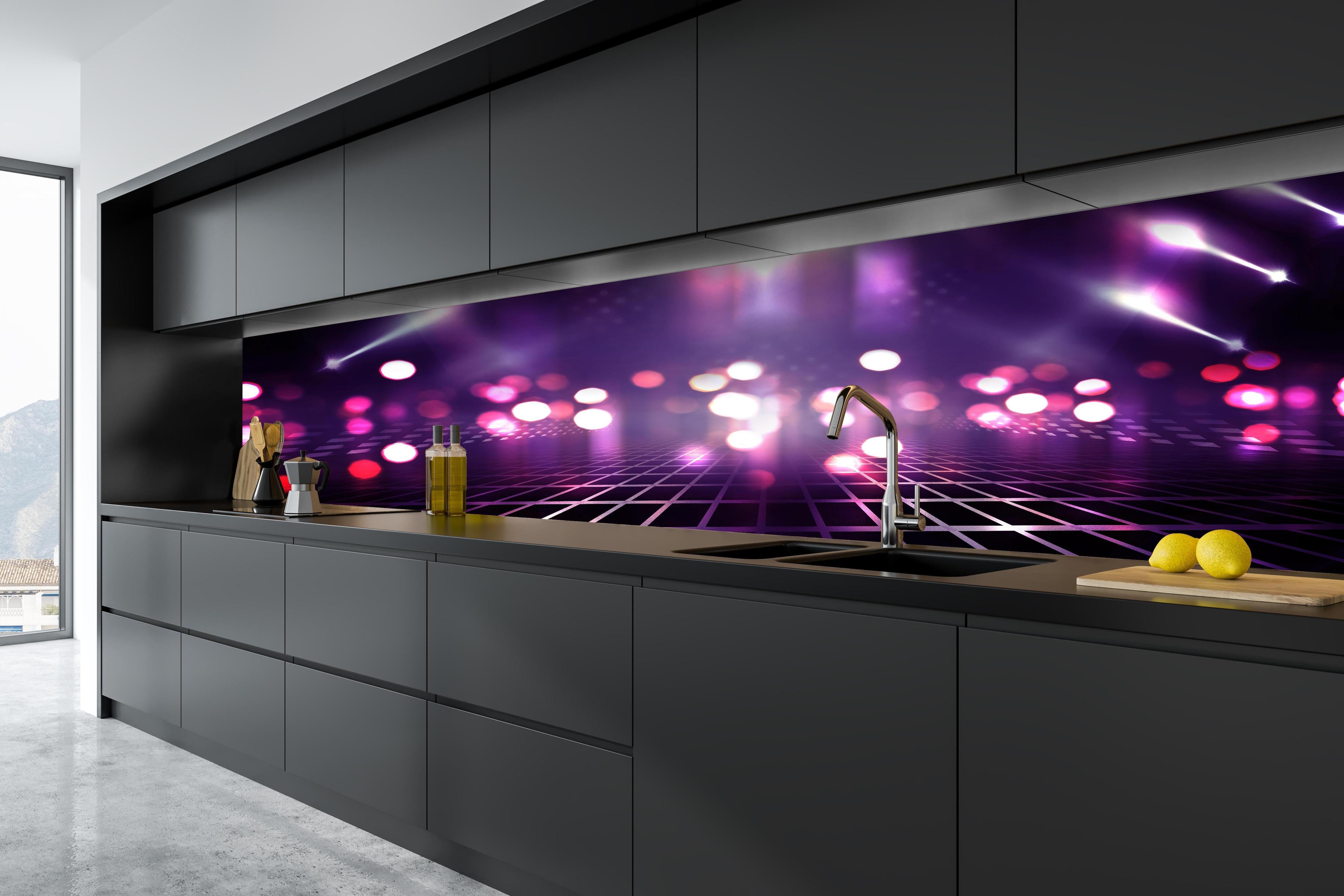 Küche - Leere Hintergrundszene. Ultraviolettes Licht hinter weißen Hochglanz-Küchenregalen und schwarzem Wasserhahn