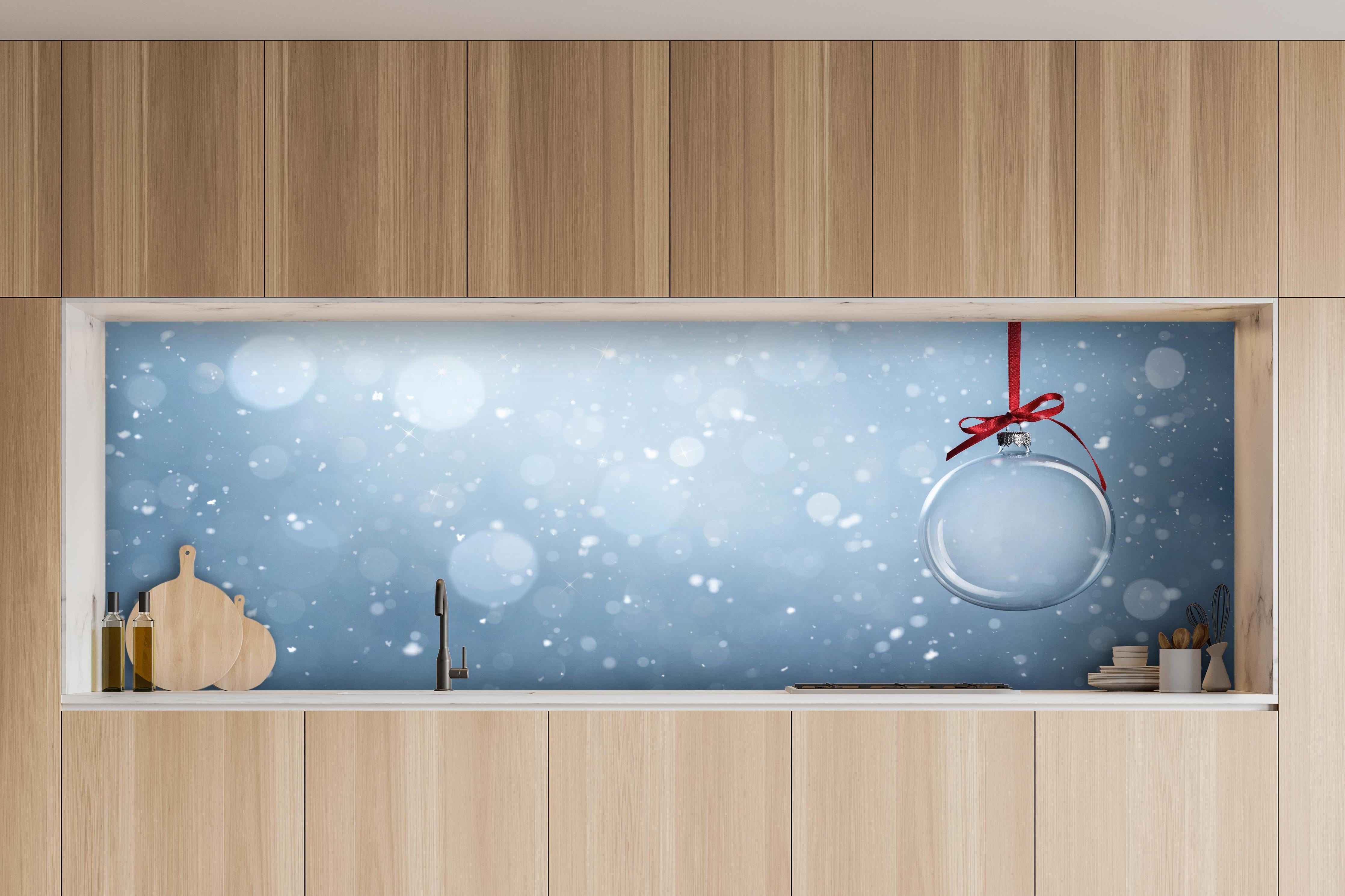 Küche - Leere Weihnachtskugel hinter weißen Hochglanz-Küchenregalen und schwarzem Wasserhahn