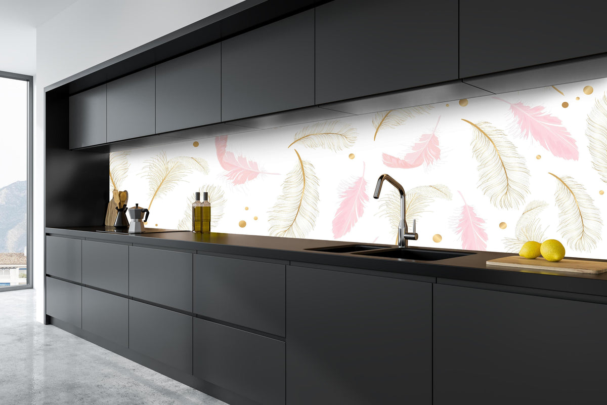 Küche - Leichtes Federmuster mit goldenen Akzenten hinter weißen Hochglanz-Küchenregalen und schwarzem Wasserhahn