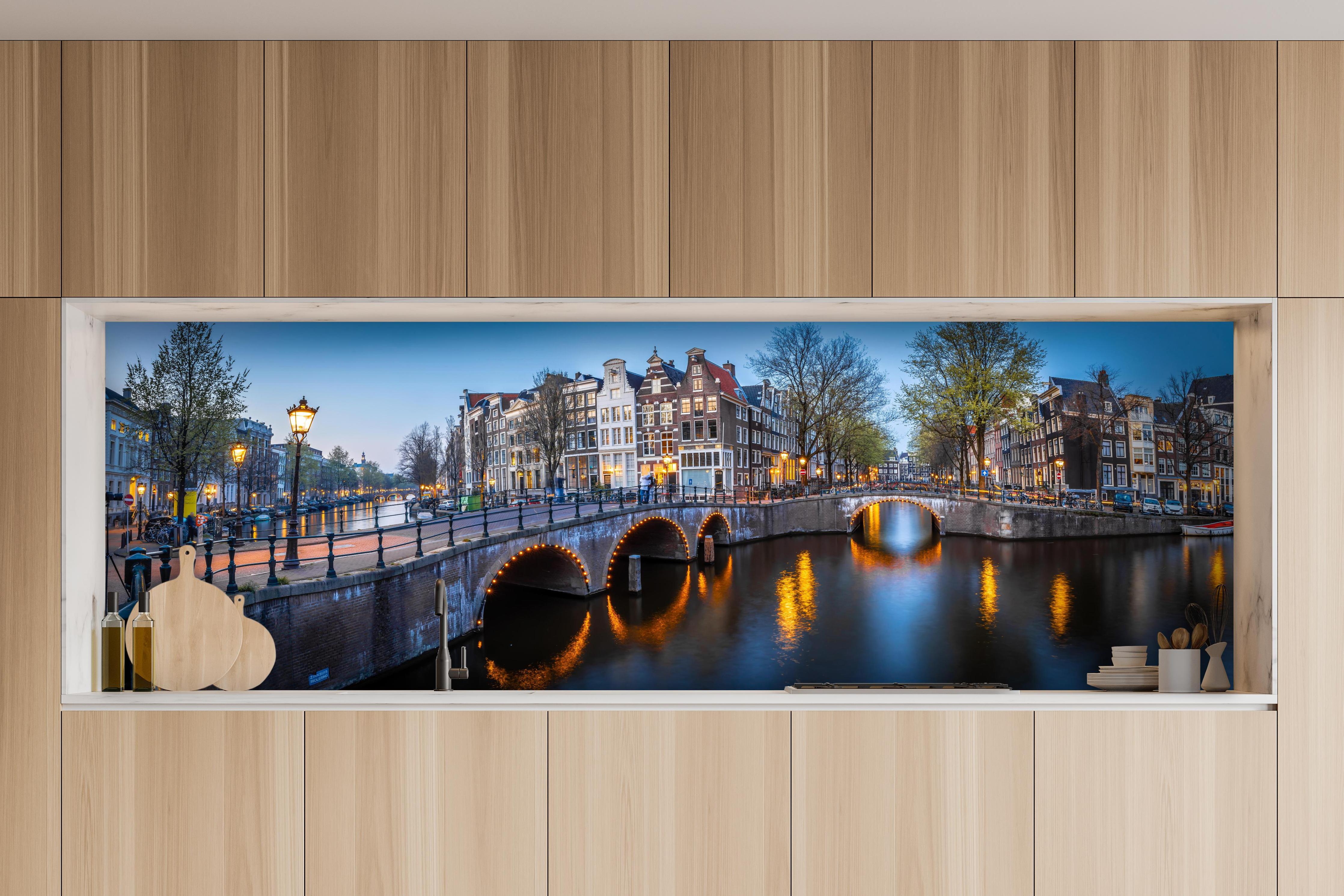 Küche - Leidsegracht-Brücke - Amsterdam hinter weißen Hochglanz-Küchenregalen und schwarzem Wasserhahn