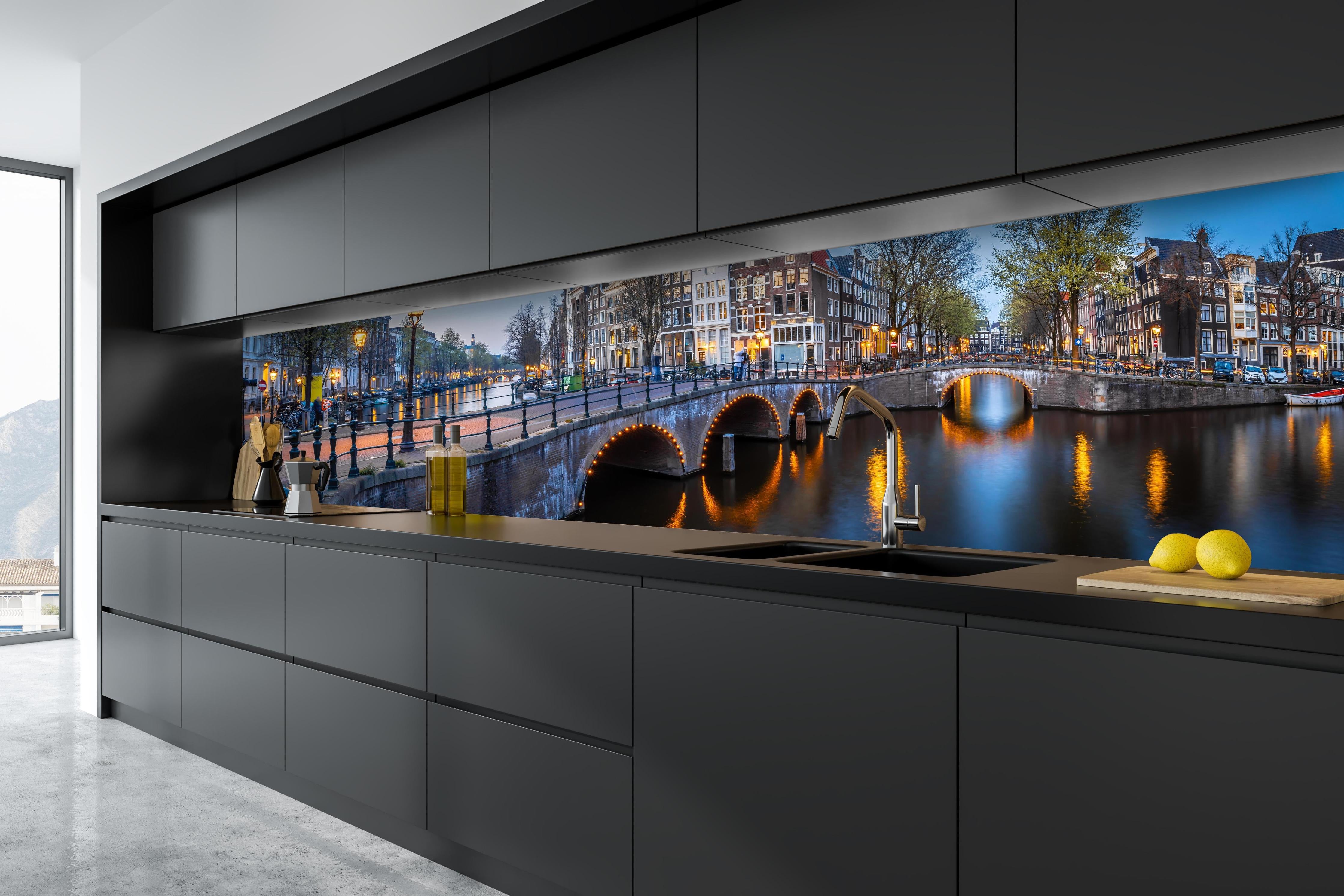 Küche - Leidsegracht-Brücke - Amsterdam hinter weißen Hochglanz-Küchenregalen und schwarzem Wasserhahn