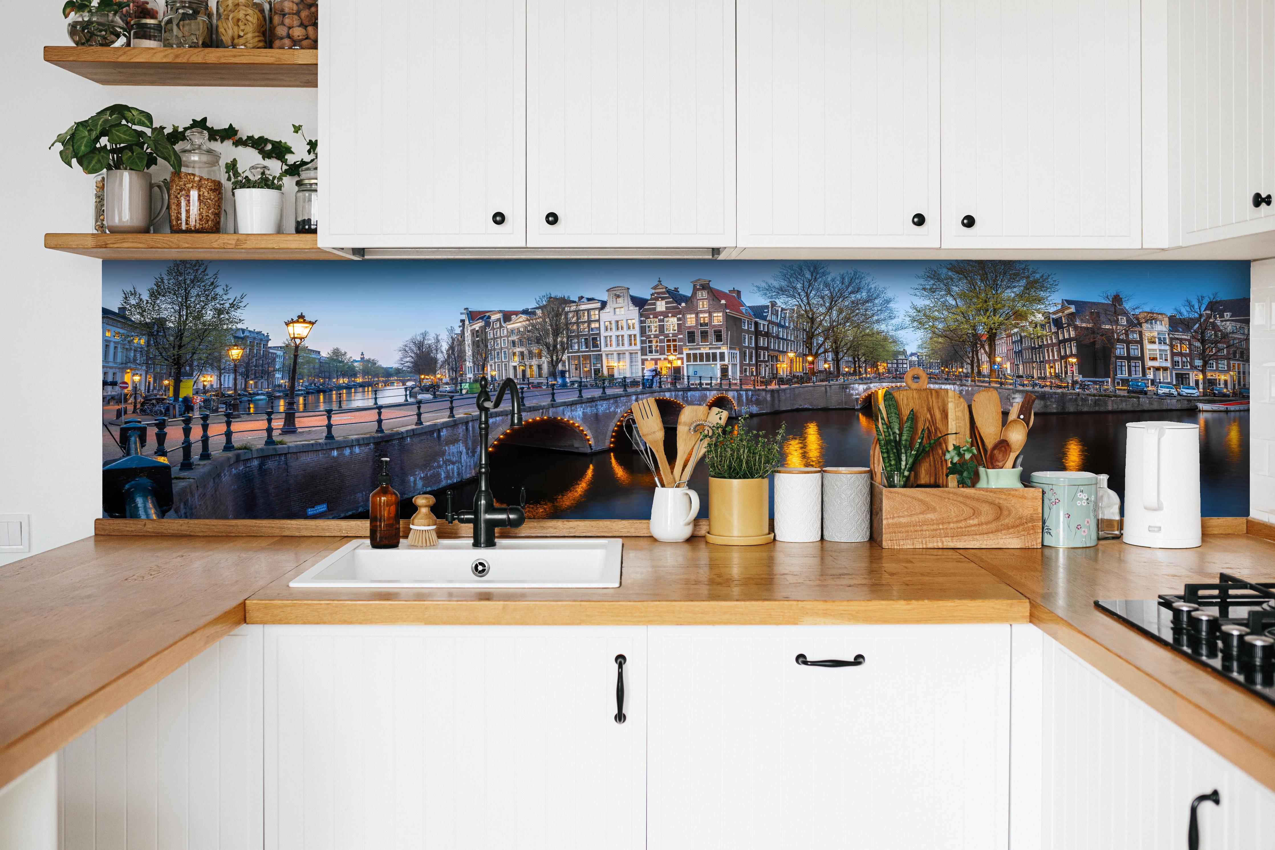 Küche - Leidsegracht-Brücke - Amsterdam hinter weißen Hochglanz-Küchenregalen und schwarzem Wasserhahn