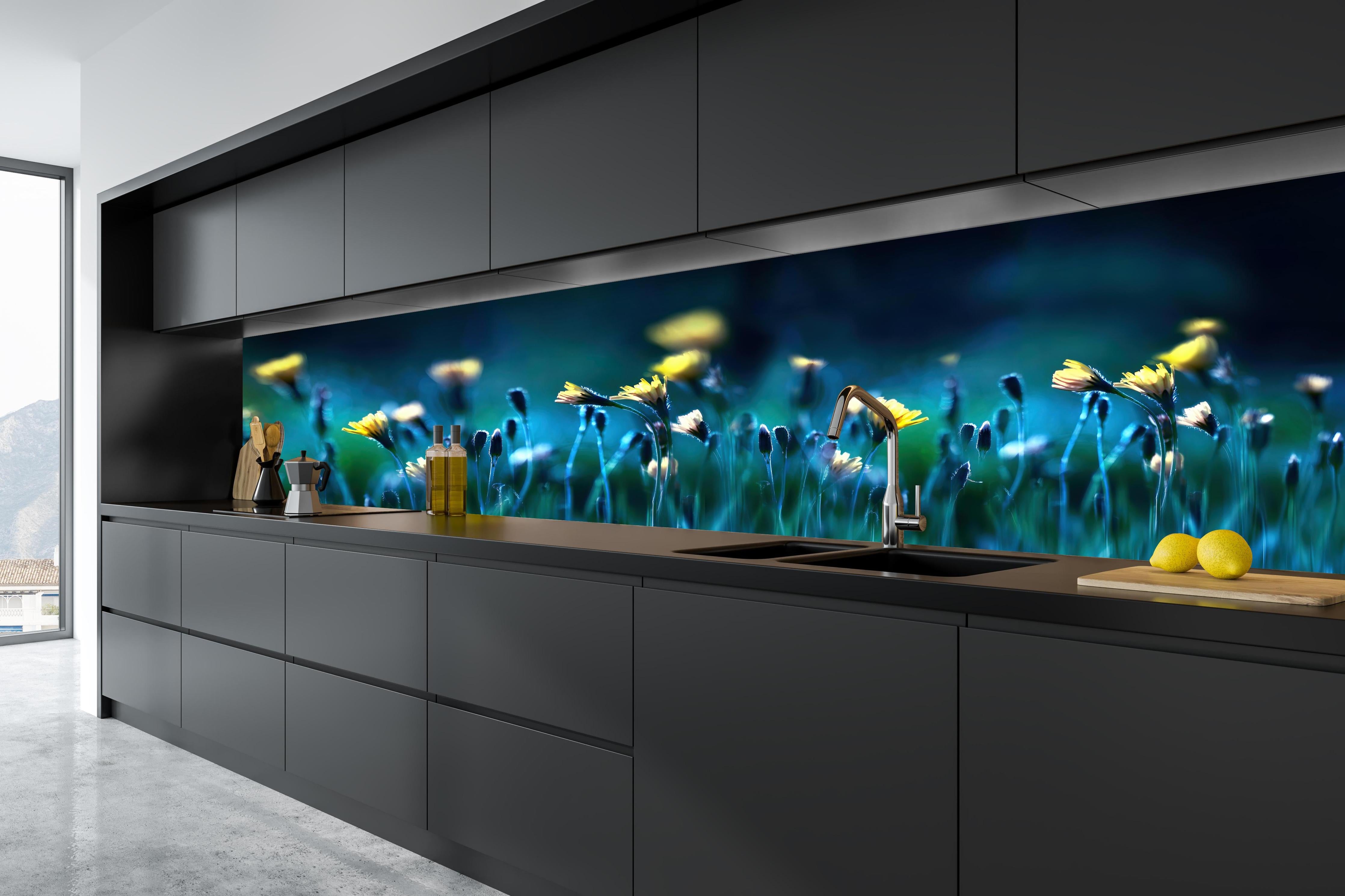 Küche - Leuchtende Blumen auf dunkelblauer Wiese hinter weißen Hochglanz-Küchenregalen und schwarzem Wasserhahn