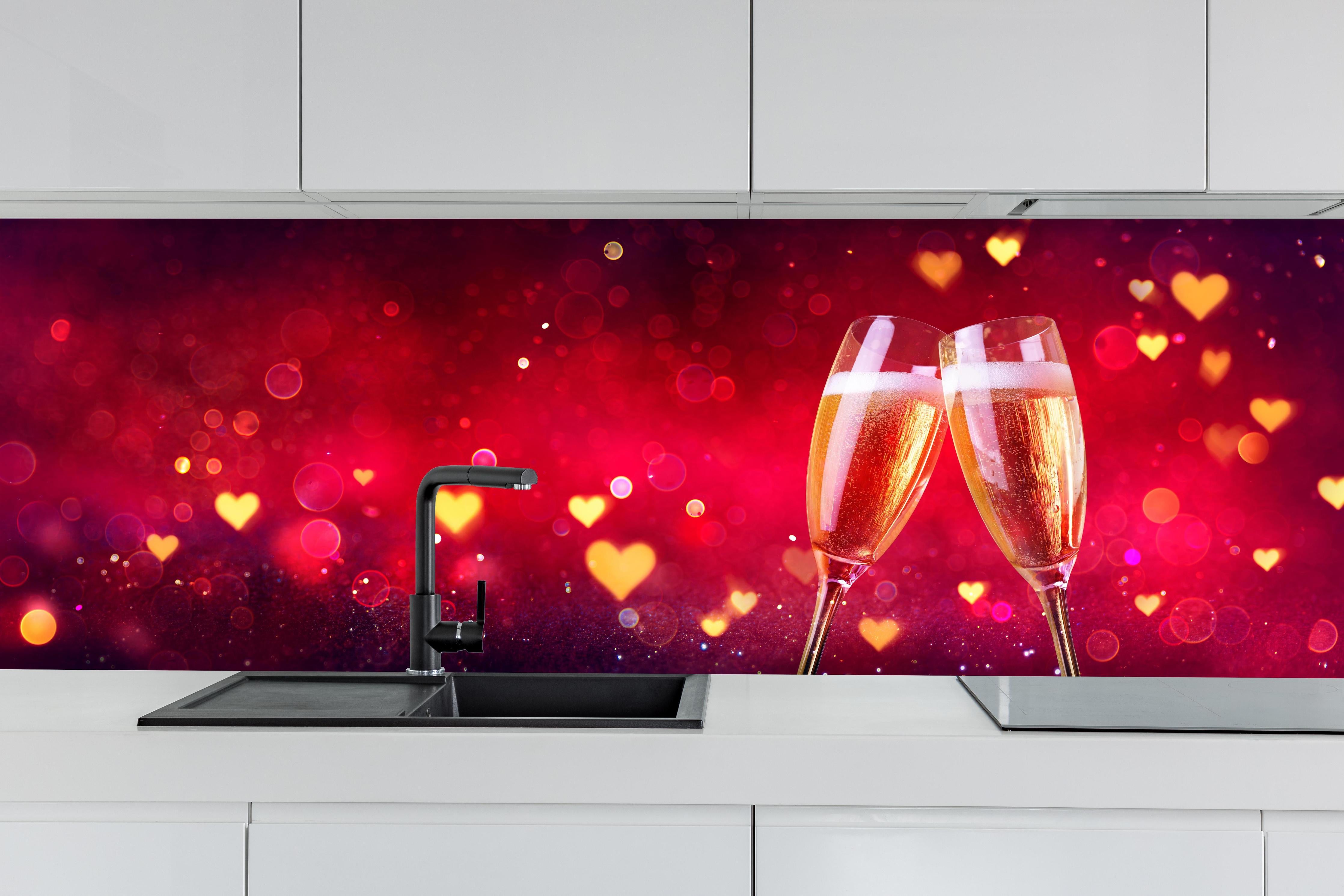 Küche - Liebevoller Anstoß hinter weißen Hochglanz-Küchenregalen und schwarzem Wasserhahn