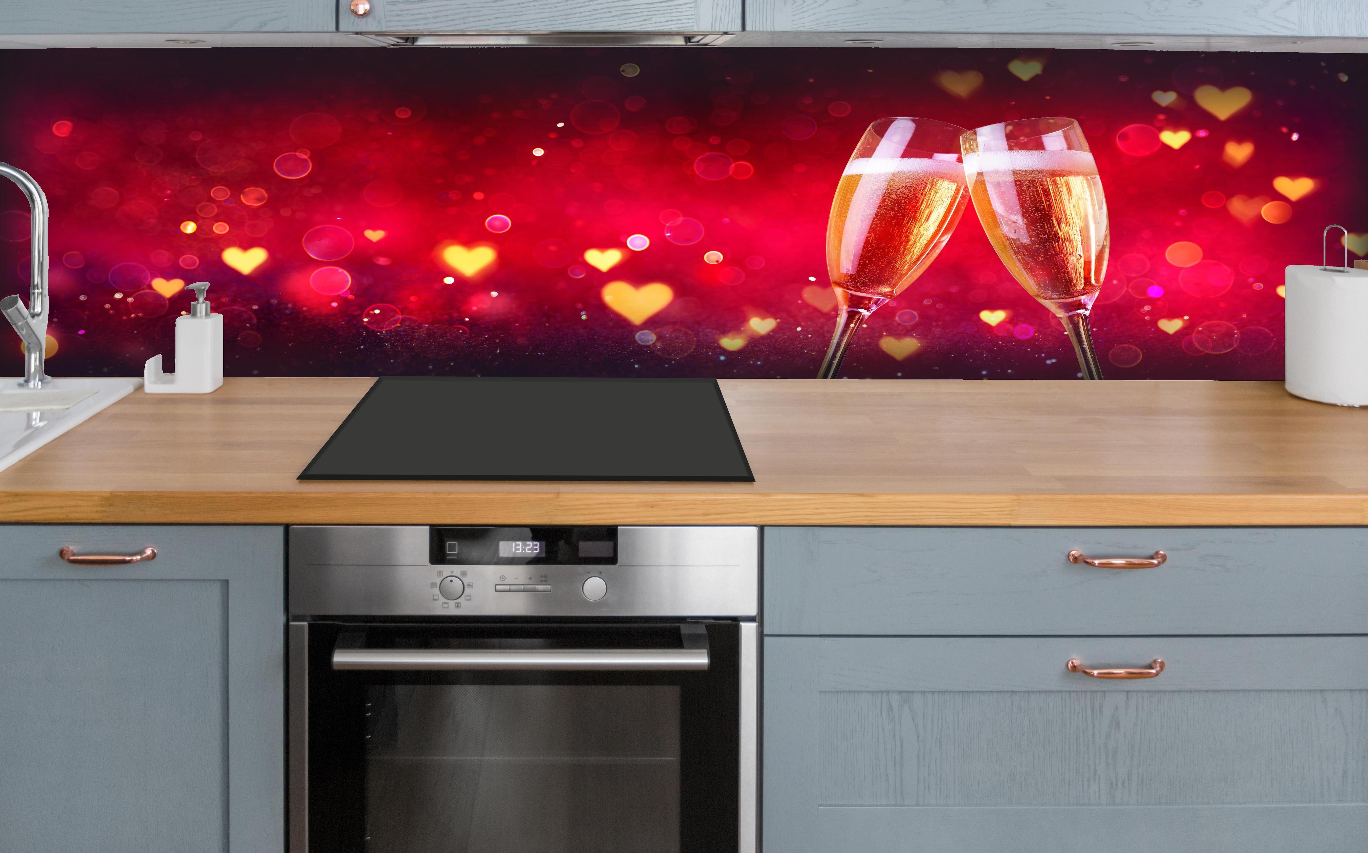 Küche - Liebevoller Anstoß hinter weißen Hochglanz-Küchenregalen und schwarzem Wasserhahn