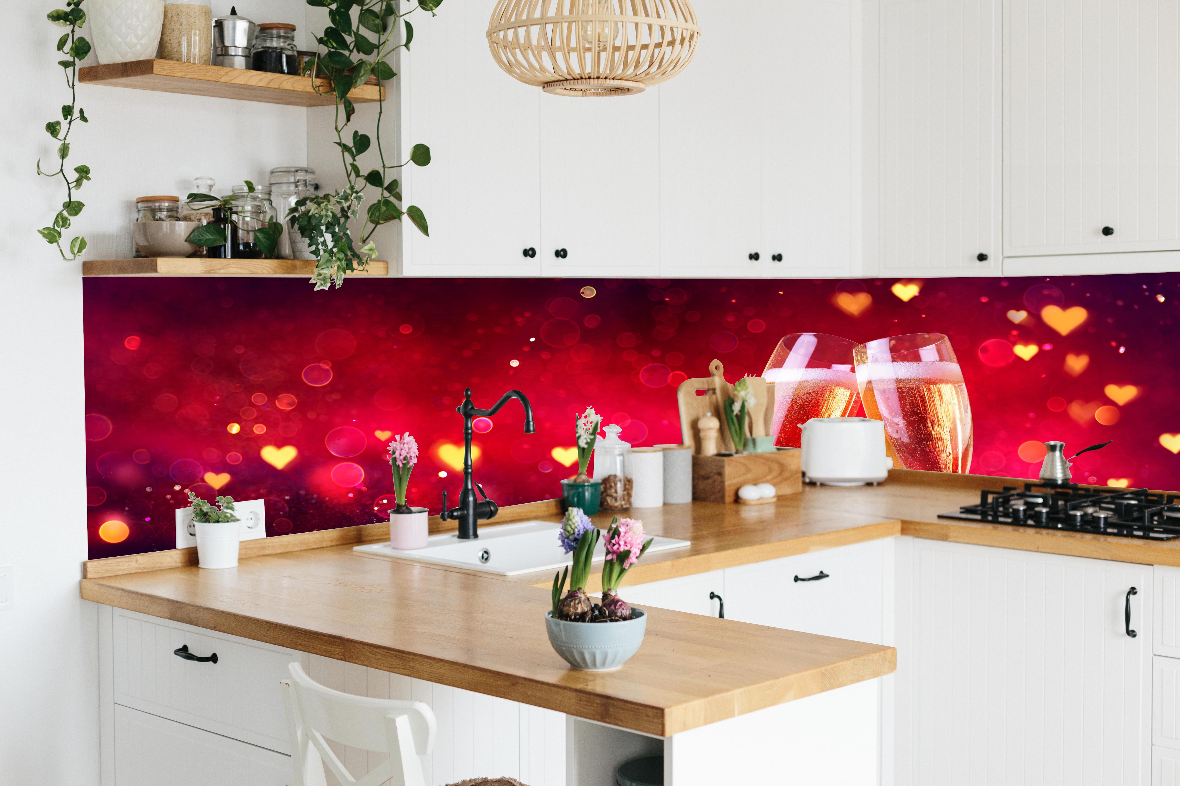 Küche - Liebevoller Anstoß hinter weißen Hochglanz-Küchenregalen und schwarzem Wasserhahn