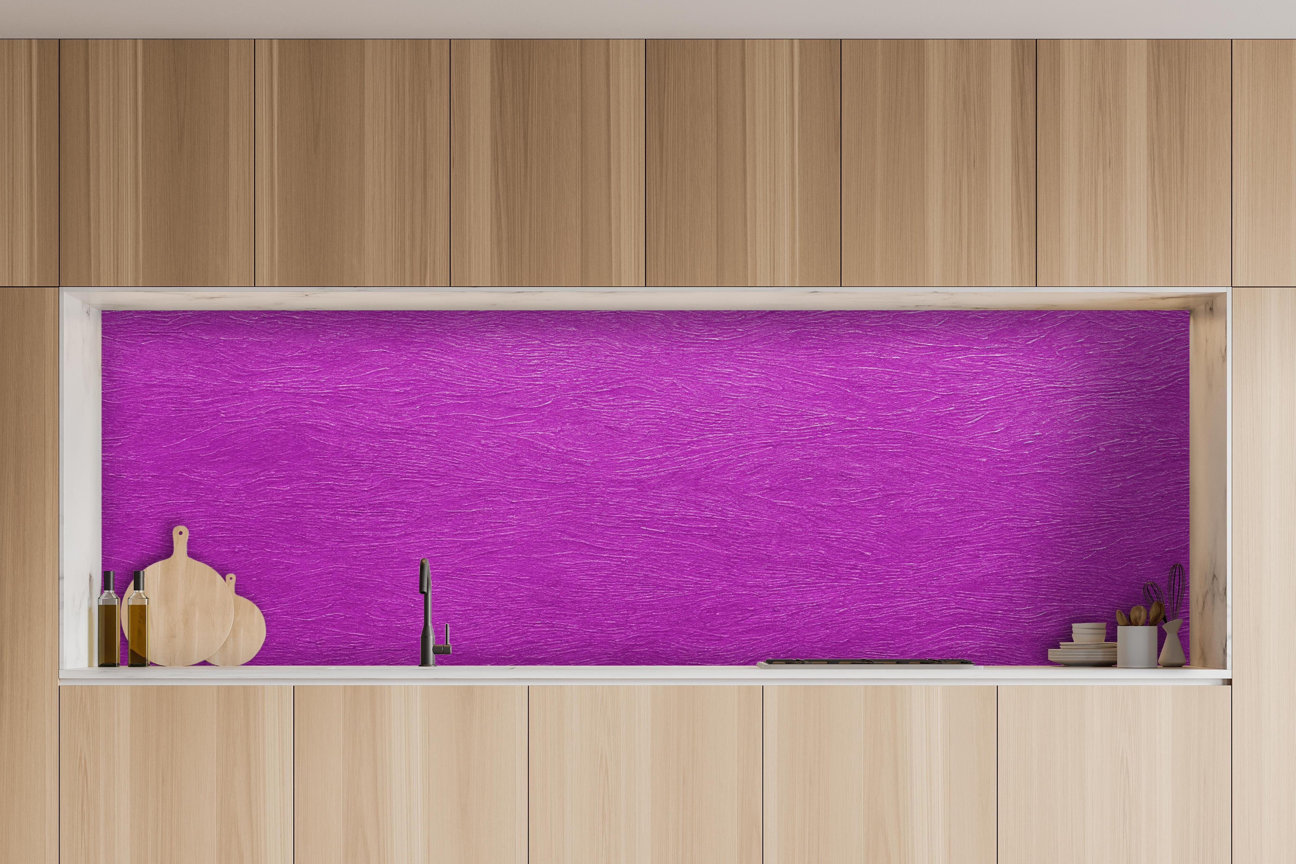 Küche - Lila Wandmuster hinter weißen Hochglanz-Küchenregalen und schwarzem Wasserhahn