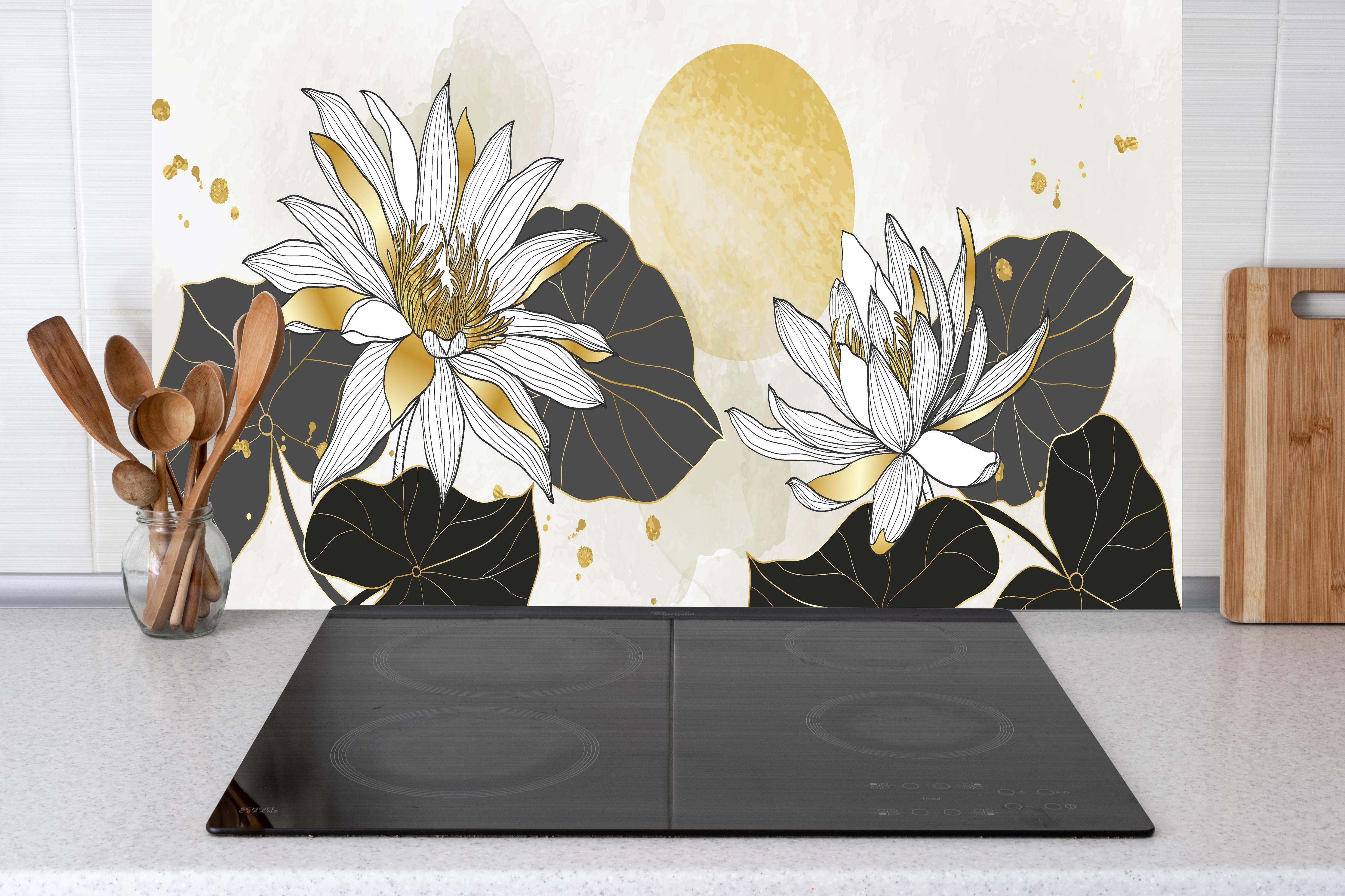 Küche - Lotus Flower Lineart mit Goldakzenten hinter weißen Hochglanz-Küchenregalen und schwarzem Wasserhahn
