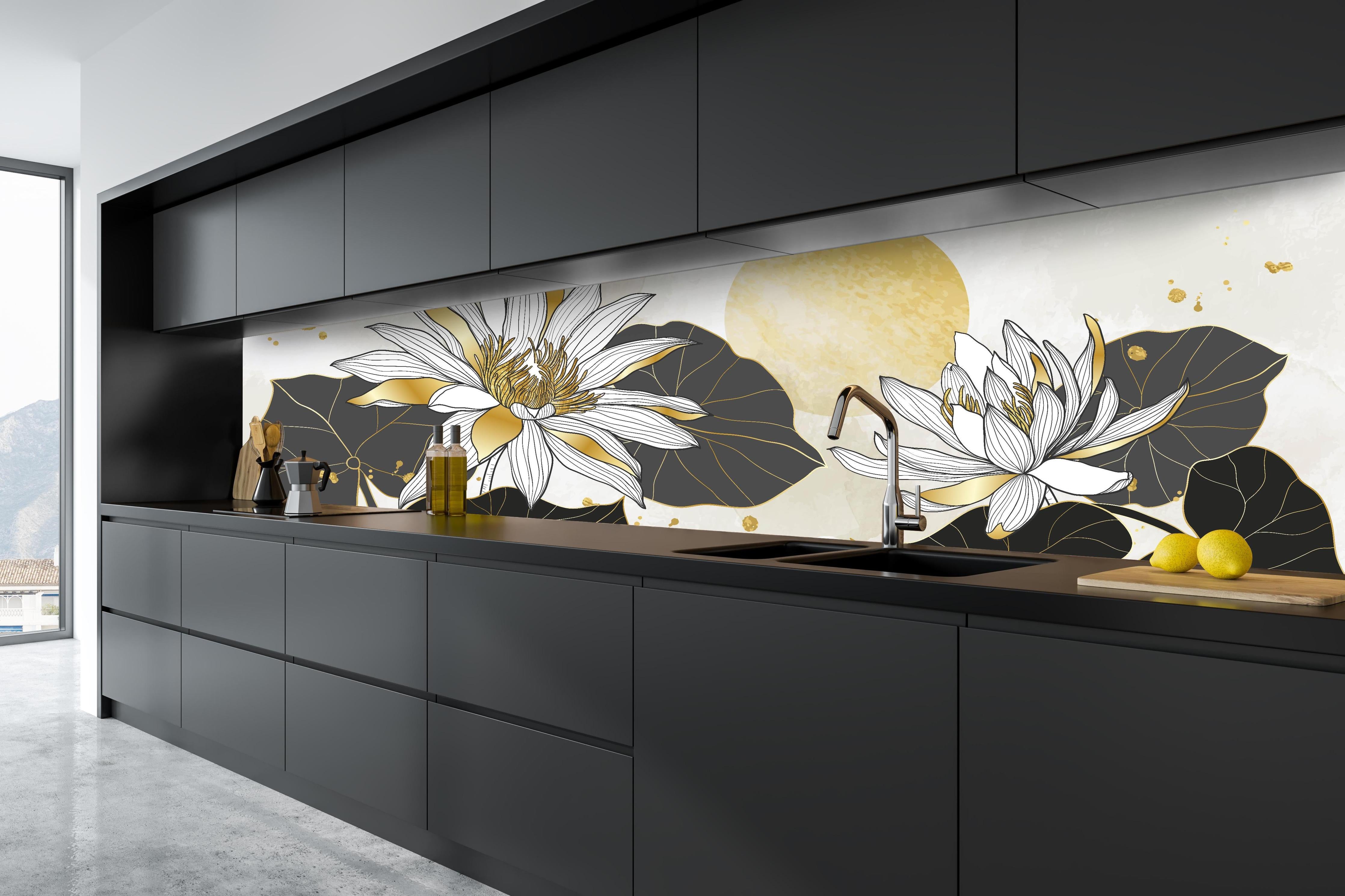Küche - Lotus Flower Lineart mit Goldakzenten hinter weißen Hochglanz-Küchenregalen und schwarzem Wasserhahn