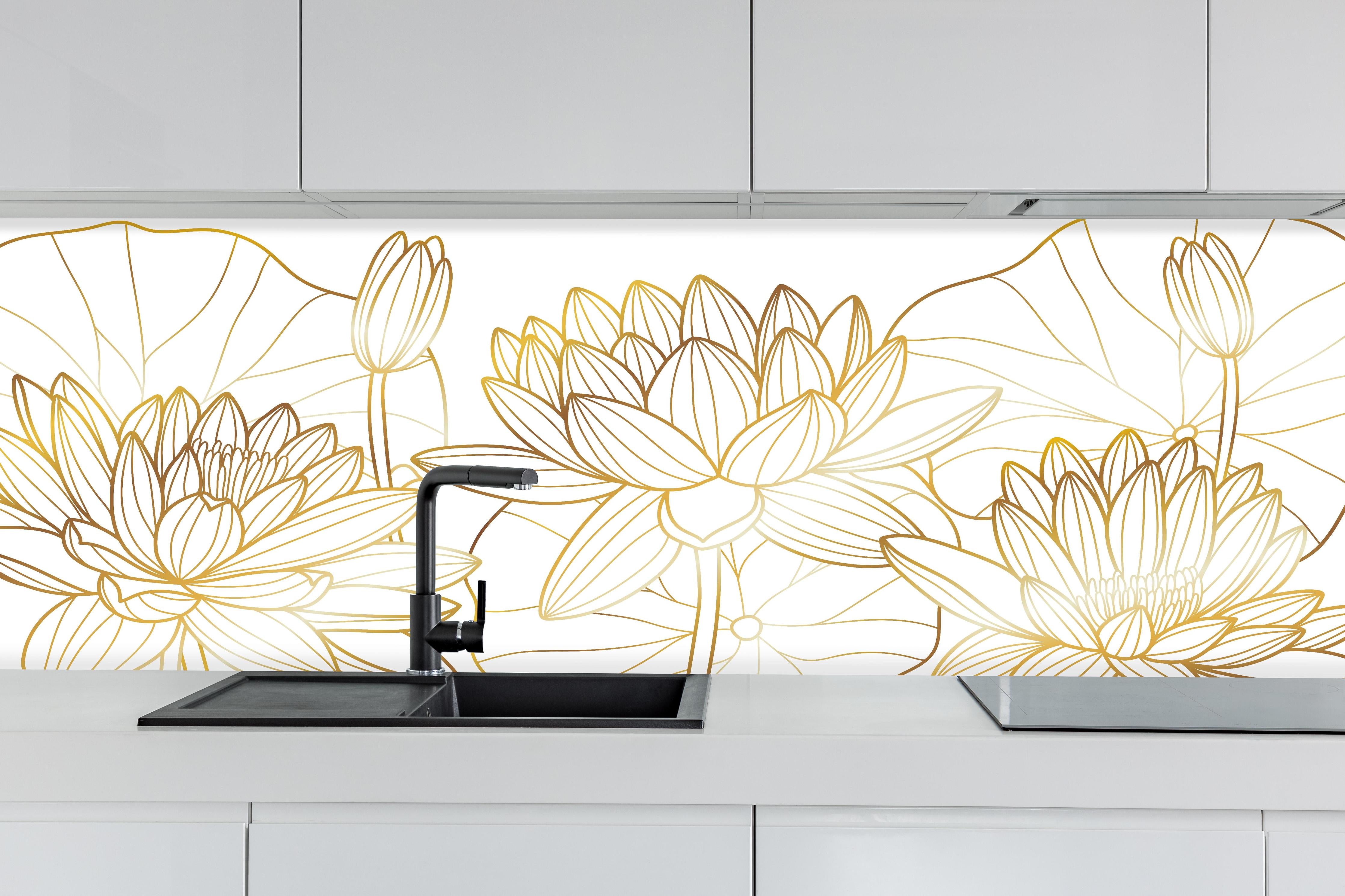 Küche - Lotusblüten Linienzeichnung in Goldtönen hinter weißen Hochglanz-Küchenregalen und schwarzem Wasserhahn