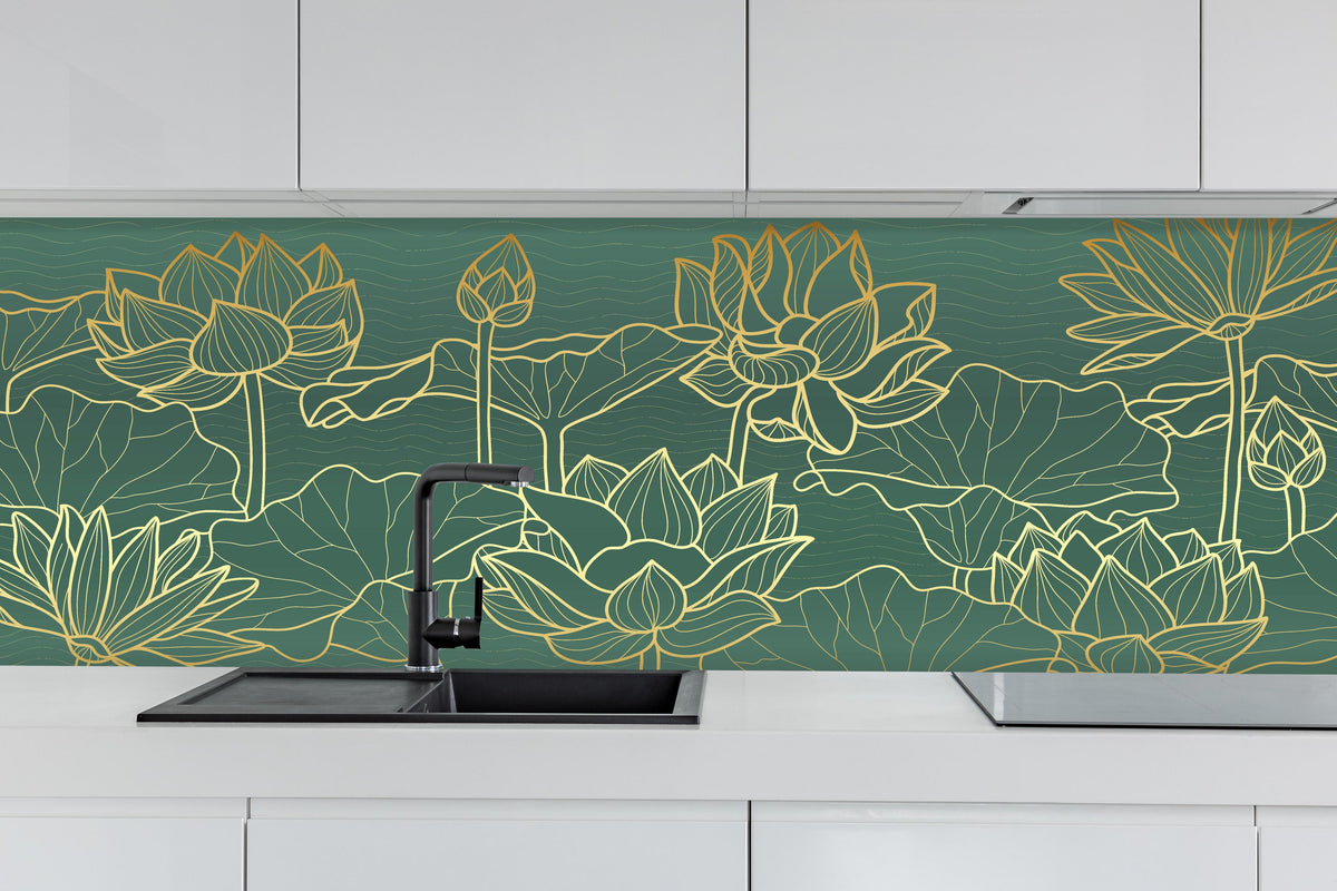 Küche - Lotusblumen Zeichnung Dunkelgrün Gold hinter weißen Hochglanz-Küchenregalen und schwarzem Wasserhahn