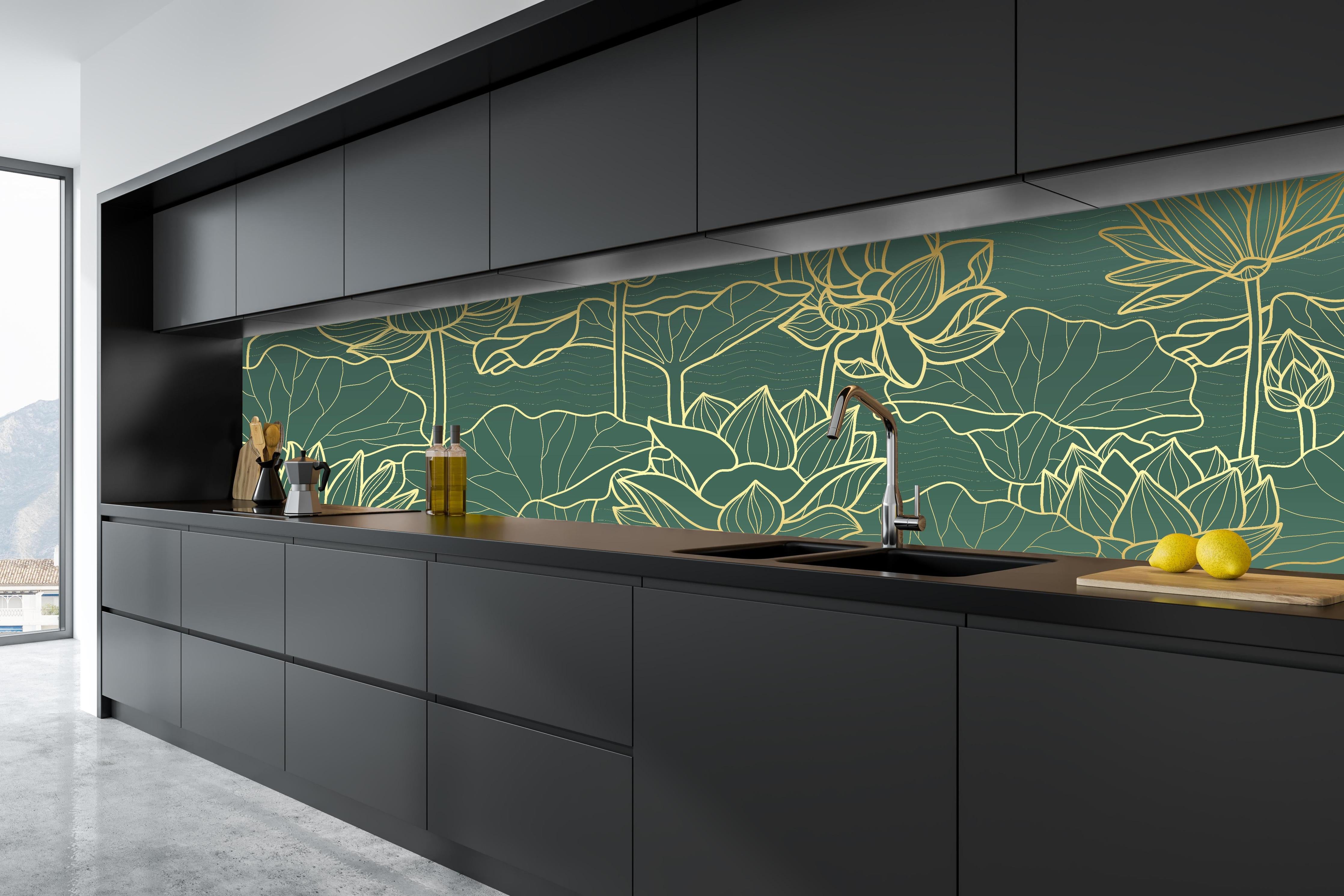 Küche - Lotusblumen Zeichnung Dunkelgrün Gold hinter weißen Hochglanz-Küchenregalen und schwarzem Wasserhahn