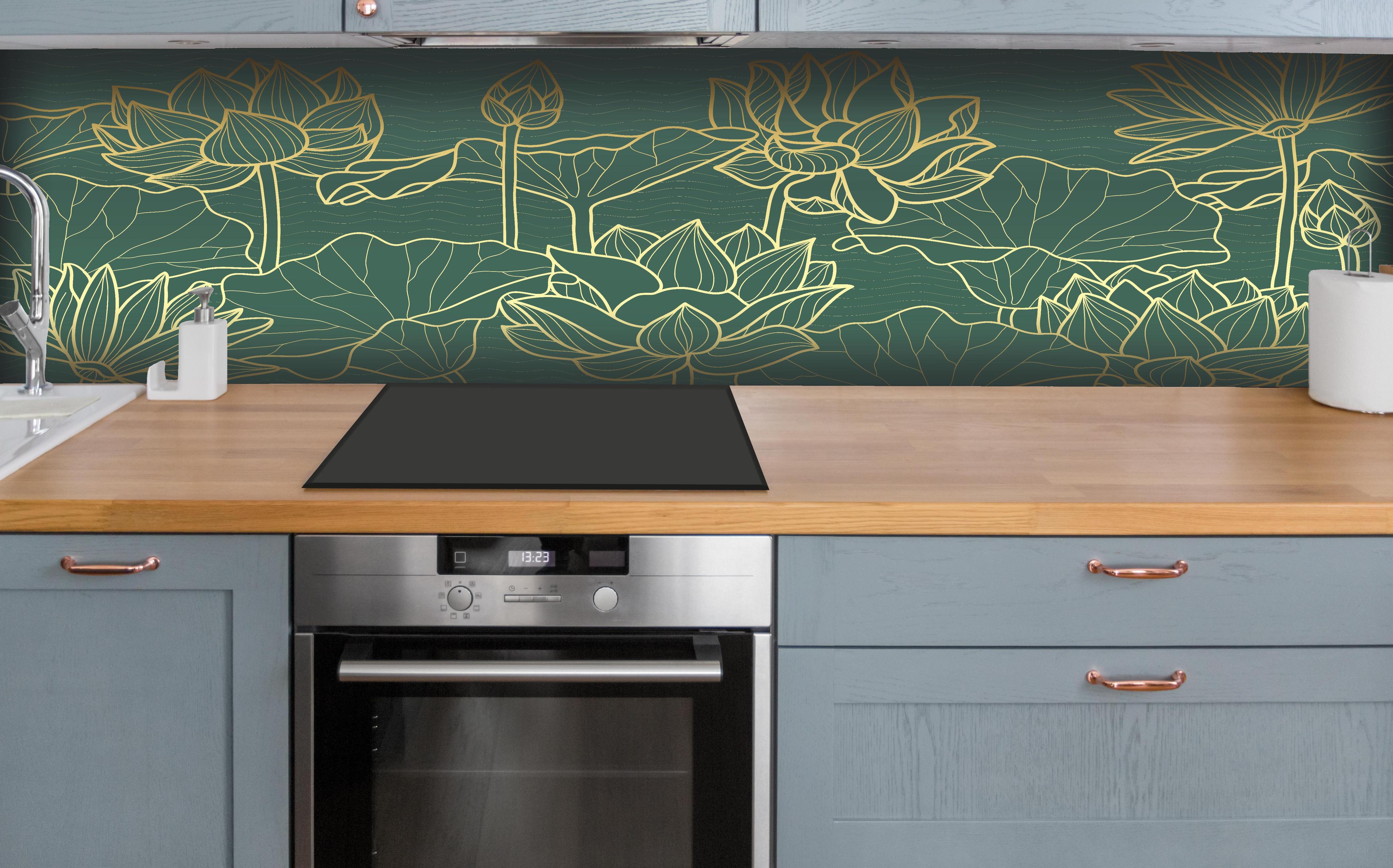 Küche - Lotusblumen Zeichnung Dunkelgrün Gold hinter weißen Hochglanz-Küchenregalen und schwarzem Wasserhahn