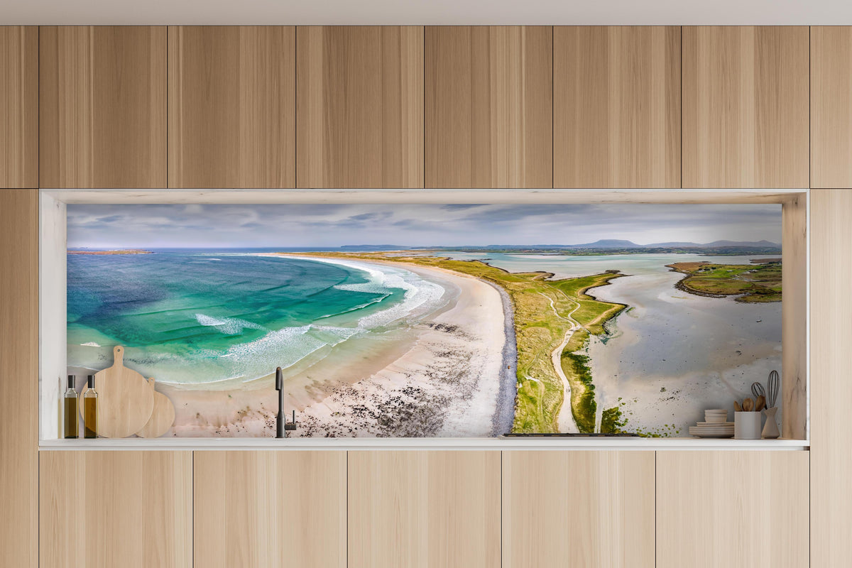 Küche - Luftaufnahme der Küste von Magheraroarty-Irland hinter weißen Hochglanz-Küchenregalen und schwarzem Wasserhahn