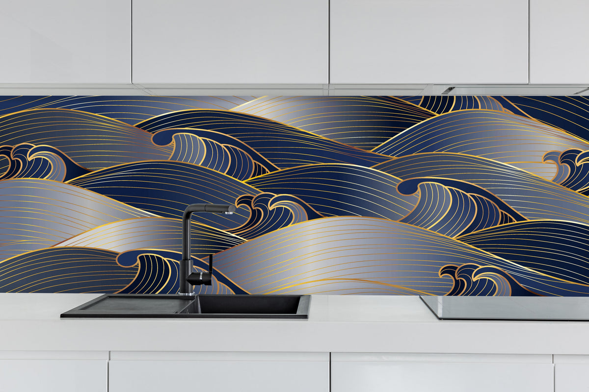 Küche - Luxuriöse Wellenmuster in Gold und Blau hinter weißen Hochglanz-Küchenregalen und schwarzem Wasserhahn
