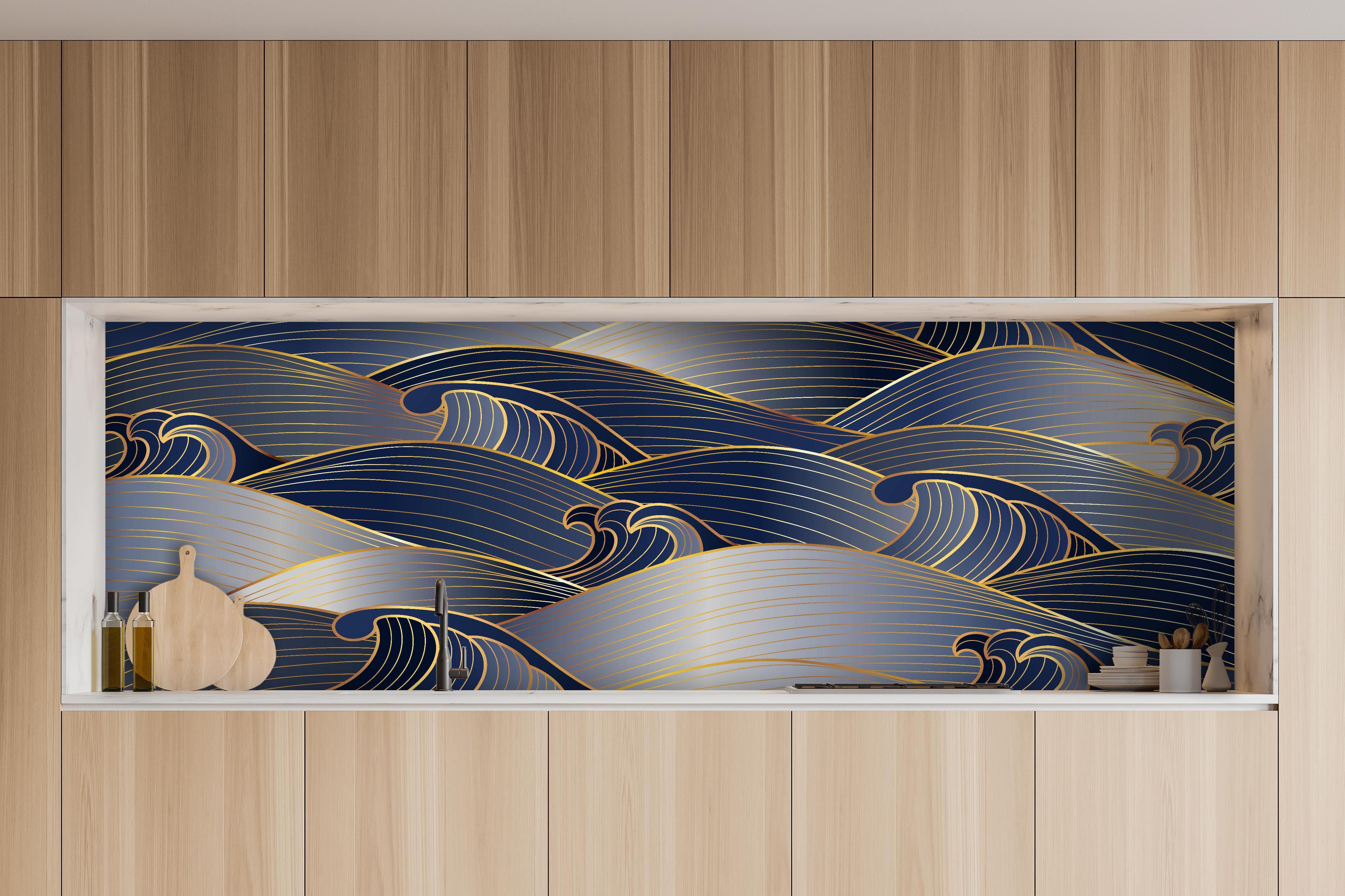 Küche - Luxuriöse Wellenmuster in Gold und Blau hinter weißen Hochglanz-Küchenregalen und schwarzem Wasserhahn