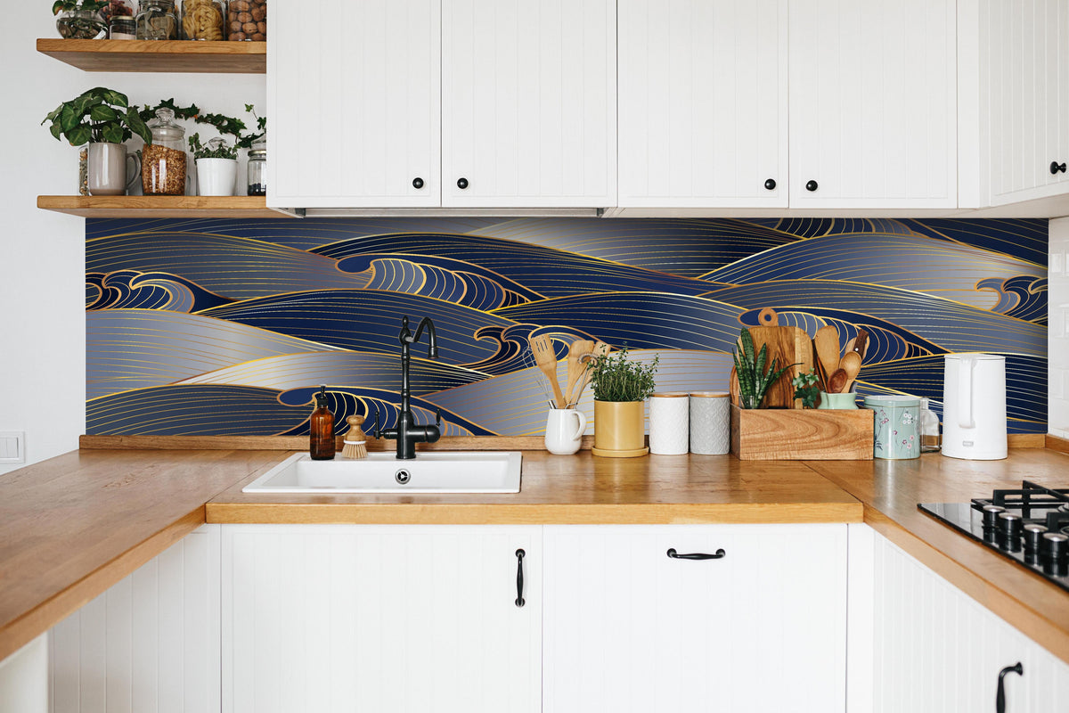 Küche - Luxuriöse Wellenmuster in Gold und Blau hinter weißen Hochglanz-Küchenregalen und schwarzem Wasserhahn