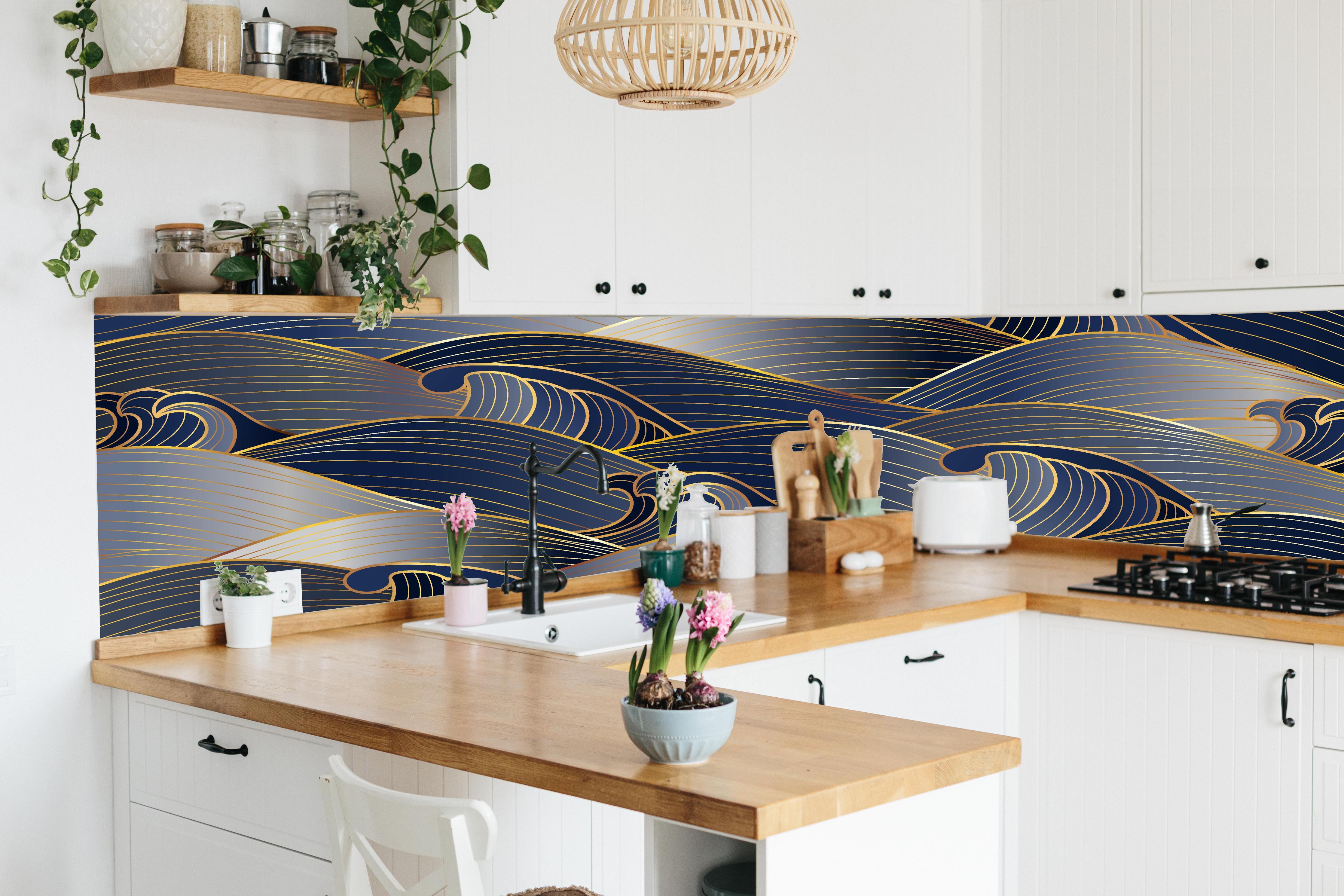 Küche - Luxuriöse Wellenmuster in Gold und Blau hinter weißen Hochglanz-Küchenregalen und schwarzem Wasserhahn