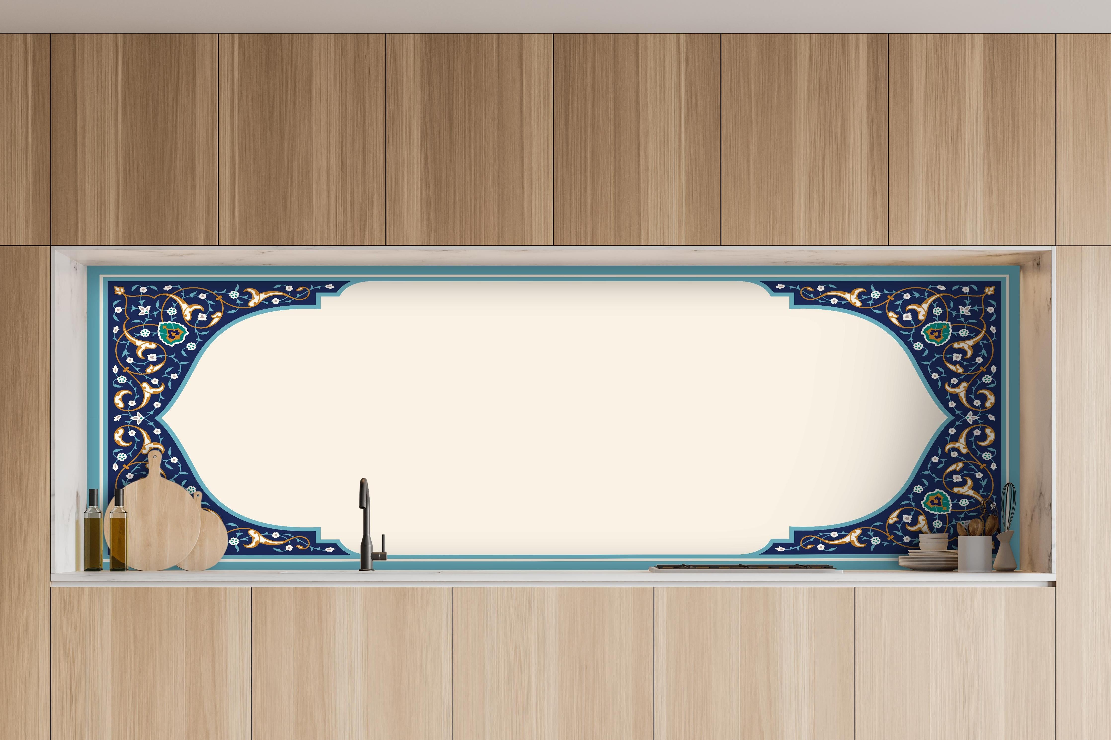 Küche - Luxuriöser Bilderrahmen mit orientalischem Muster hinter weißen Hochglanz-Küchenregalen und schwarzem Wasserhahn