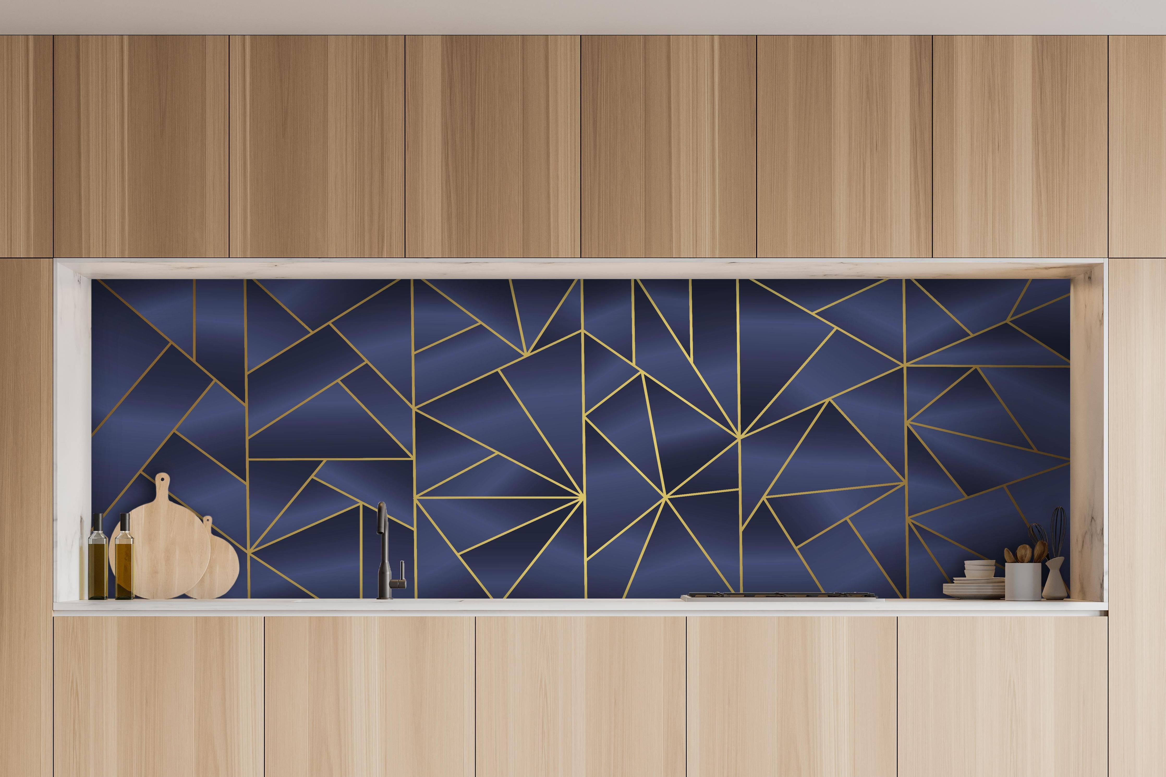 Küche - Luxuriöser Geometrie Navy-Hintergrund mit Goldlinien hinter weißen Hochglanz-Küchenregalen und schwarzem Wasserhahn