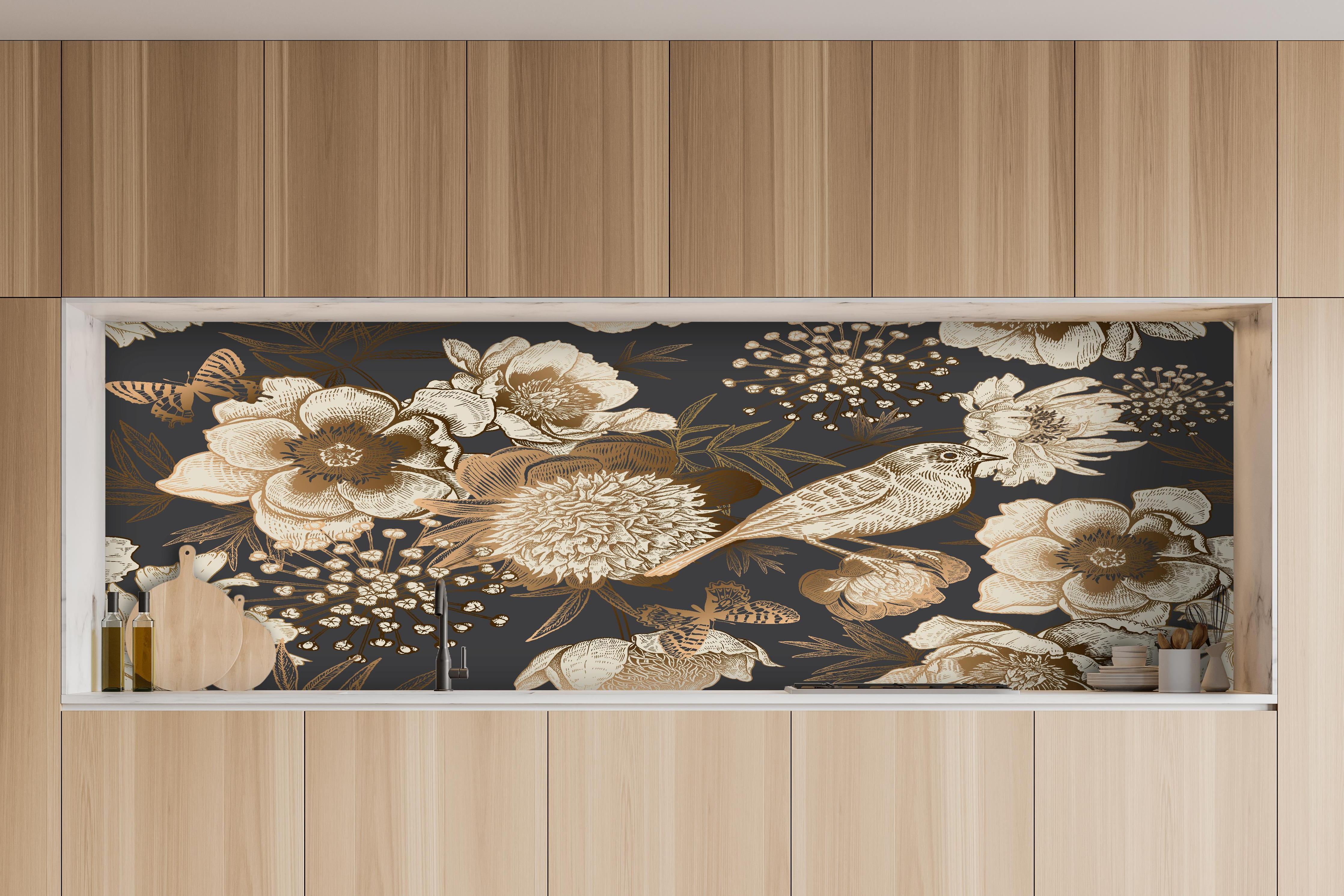 Küche - Luxuriöses Goldbraun Pfau & Blumen Muster hinter weißen Hochglanz-Küchenregalen und schwarzem Wasserhahn