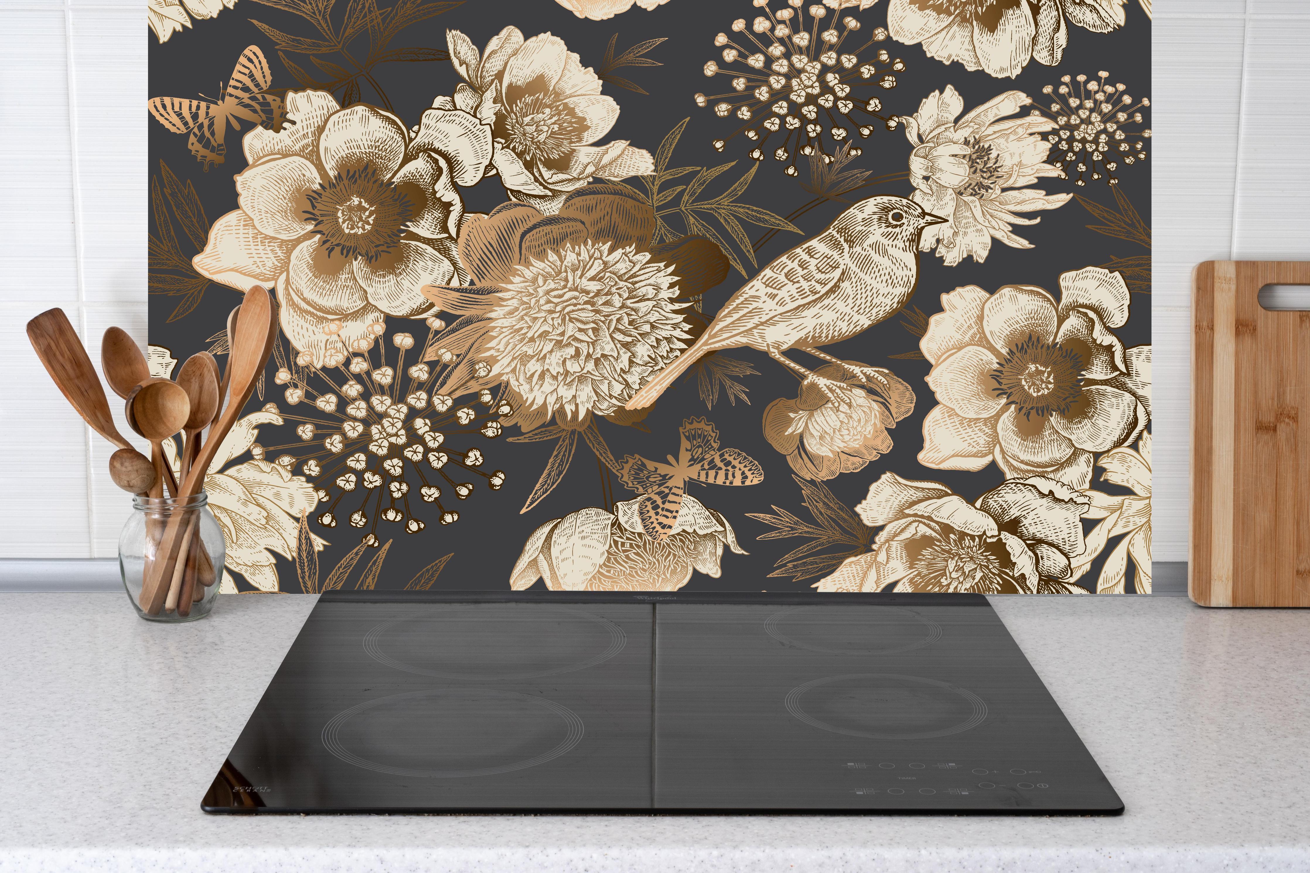 Küche - Luxuriöses Goldbraun Pfau & Blumen Muster hinter weißen Hochglanz-Küchenregalen und schwarzem Wasserhahn