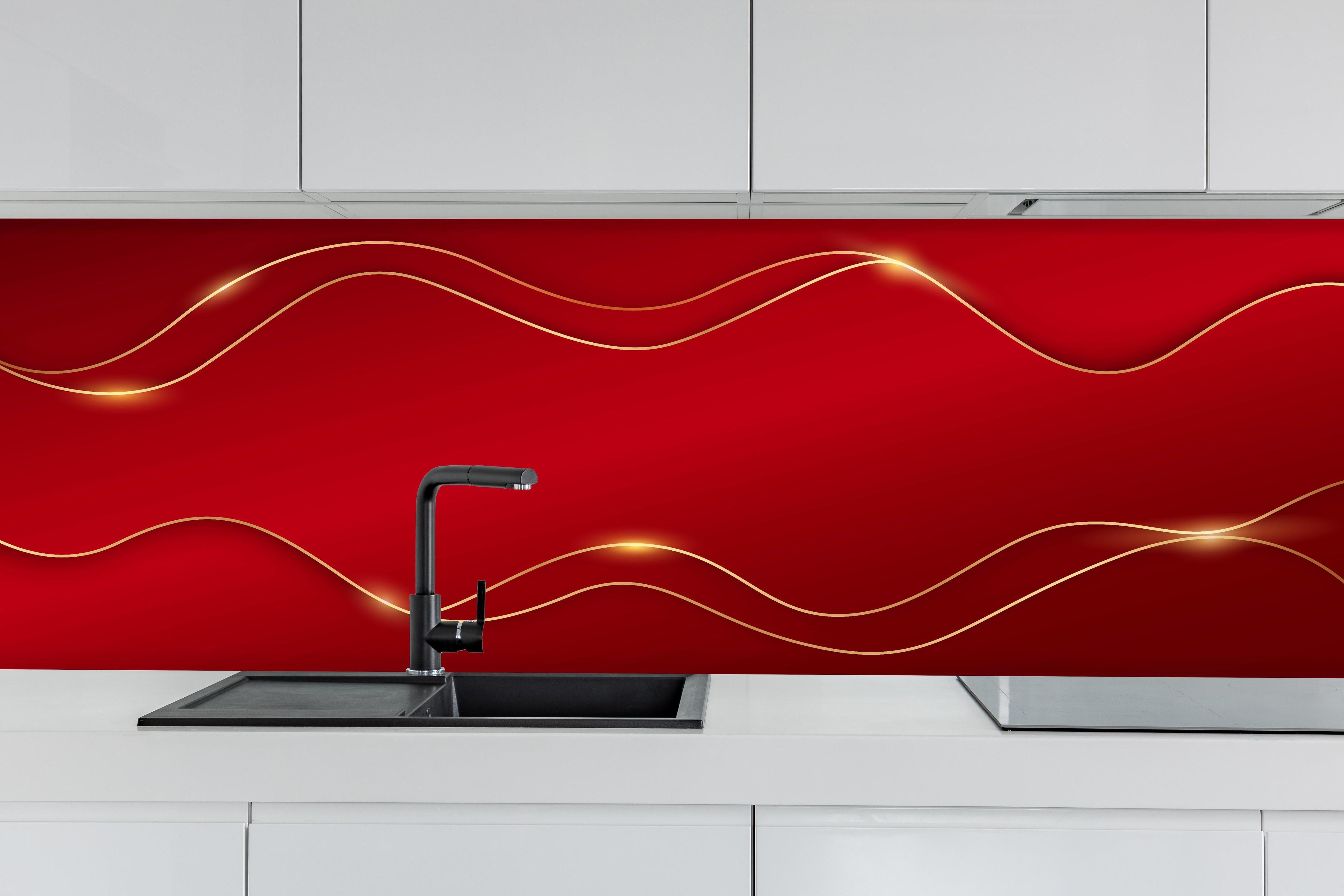 Küche - Luxuriöses Rot mit goldenen Akzenten hinter weißen Hochglanz-Küchenregalen und schwarzem Wasserhahn