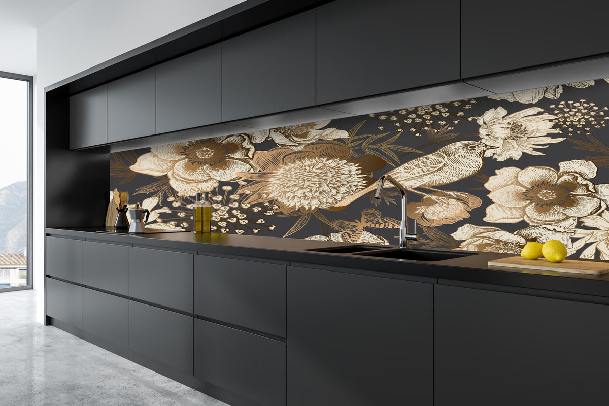 Küche - Luxus Gold-Peonien Vogel Muster hinter weißen Hochglanz-Küchenregalen und schwarzem Wasserhahn