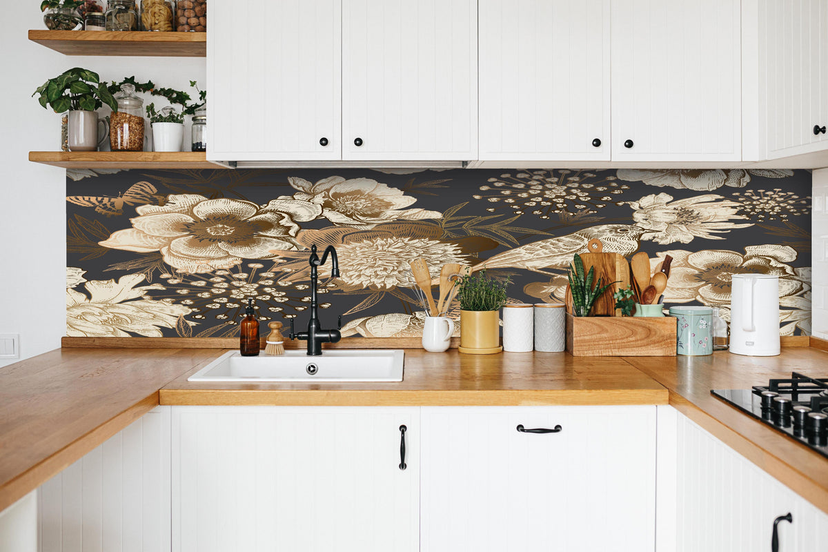 Küche - Luxus Gold-Peonien Vogel Muster hinter weißen Hochglanz-Küchenregalen und schwarzem Wasserhahn