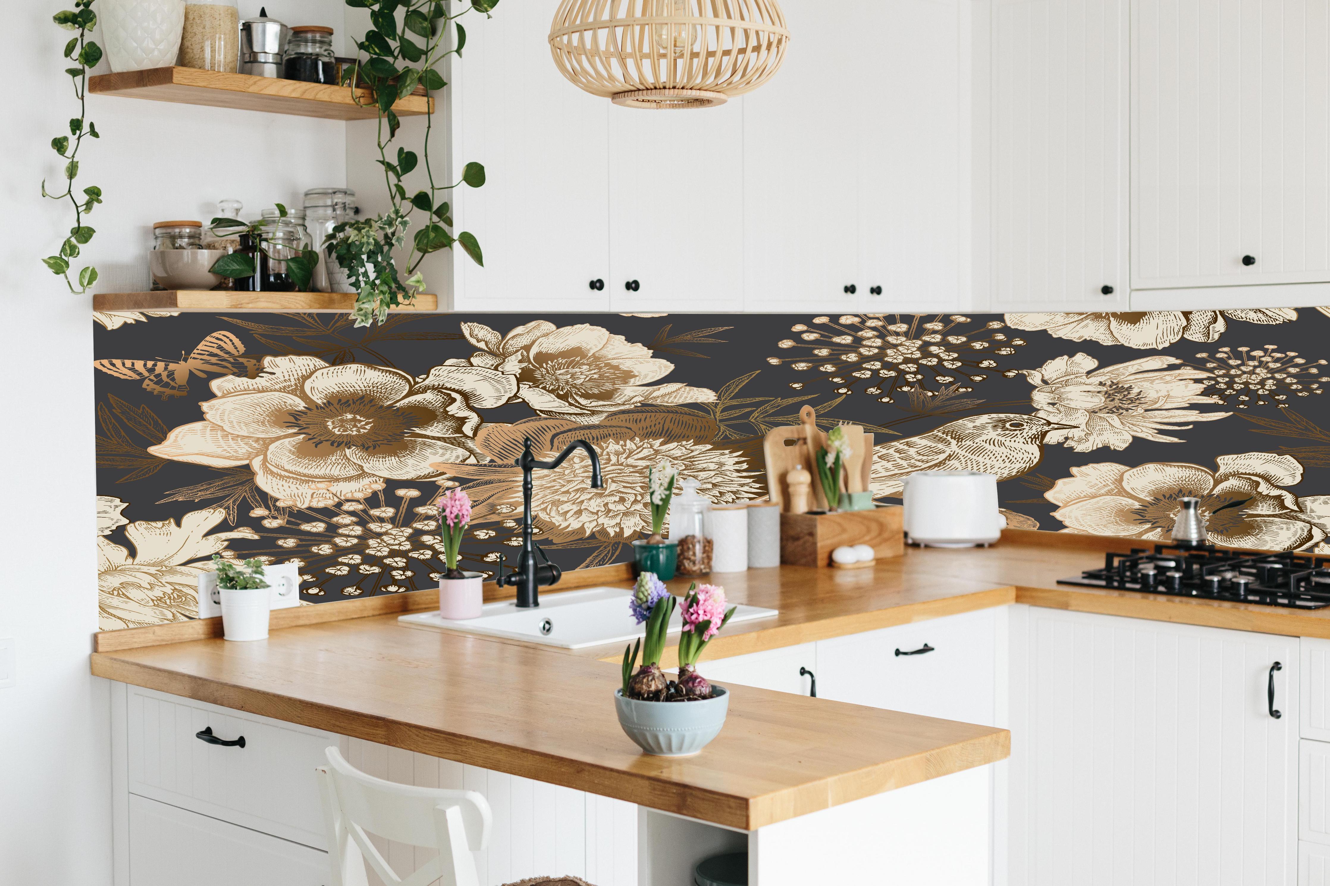 Küche - Luxus Gold-Peonien Vogel Muster hinter weißen Hochglanz-Küchenregalen und schwarzem Wasserhahn
