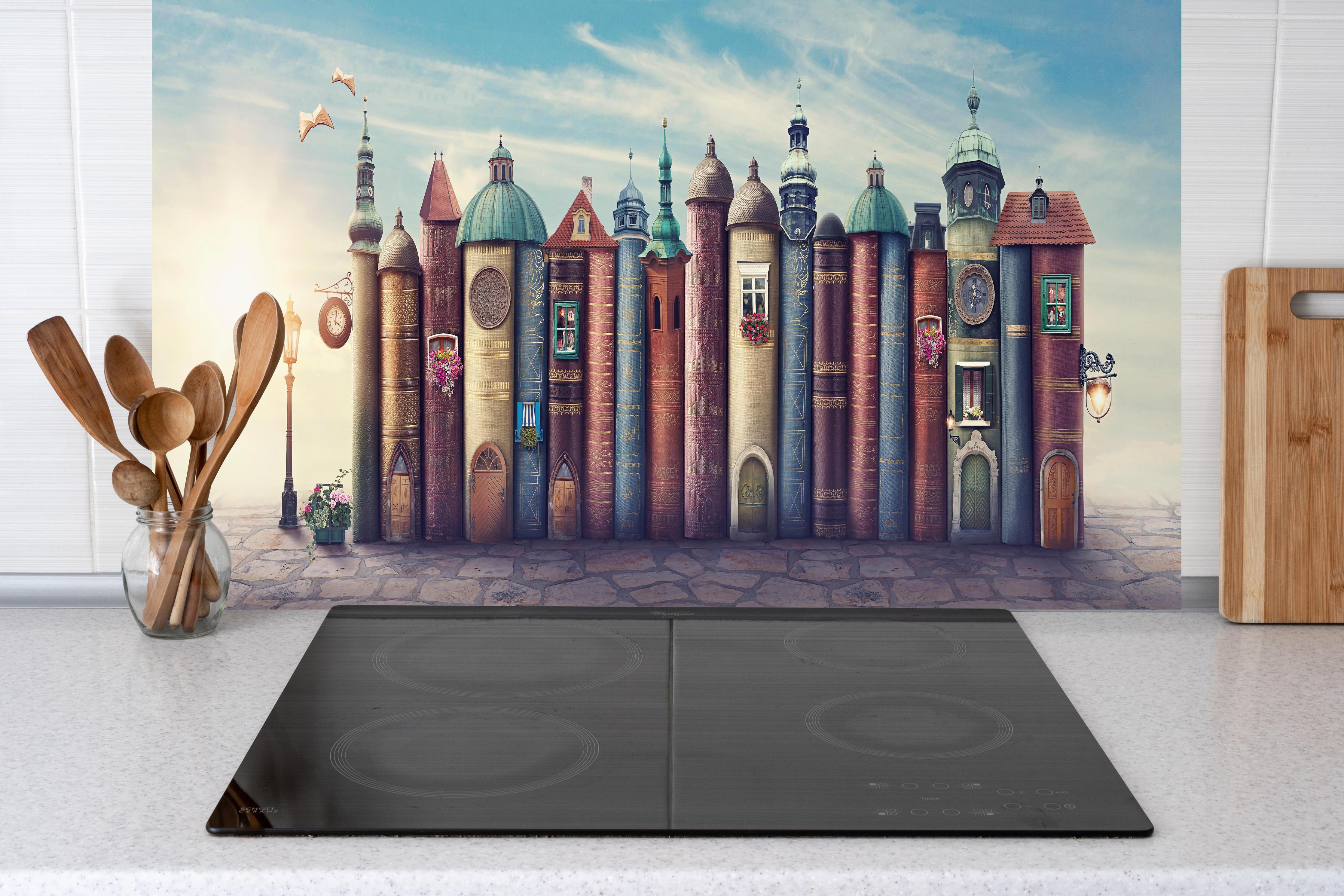 Küche - Magische Stadt aus Büchern hinter weißen Hochglanz-Küchenregalen und schwarzem Wasserhahn