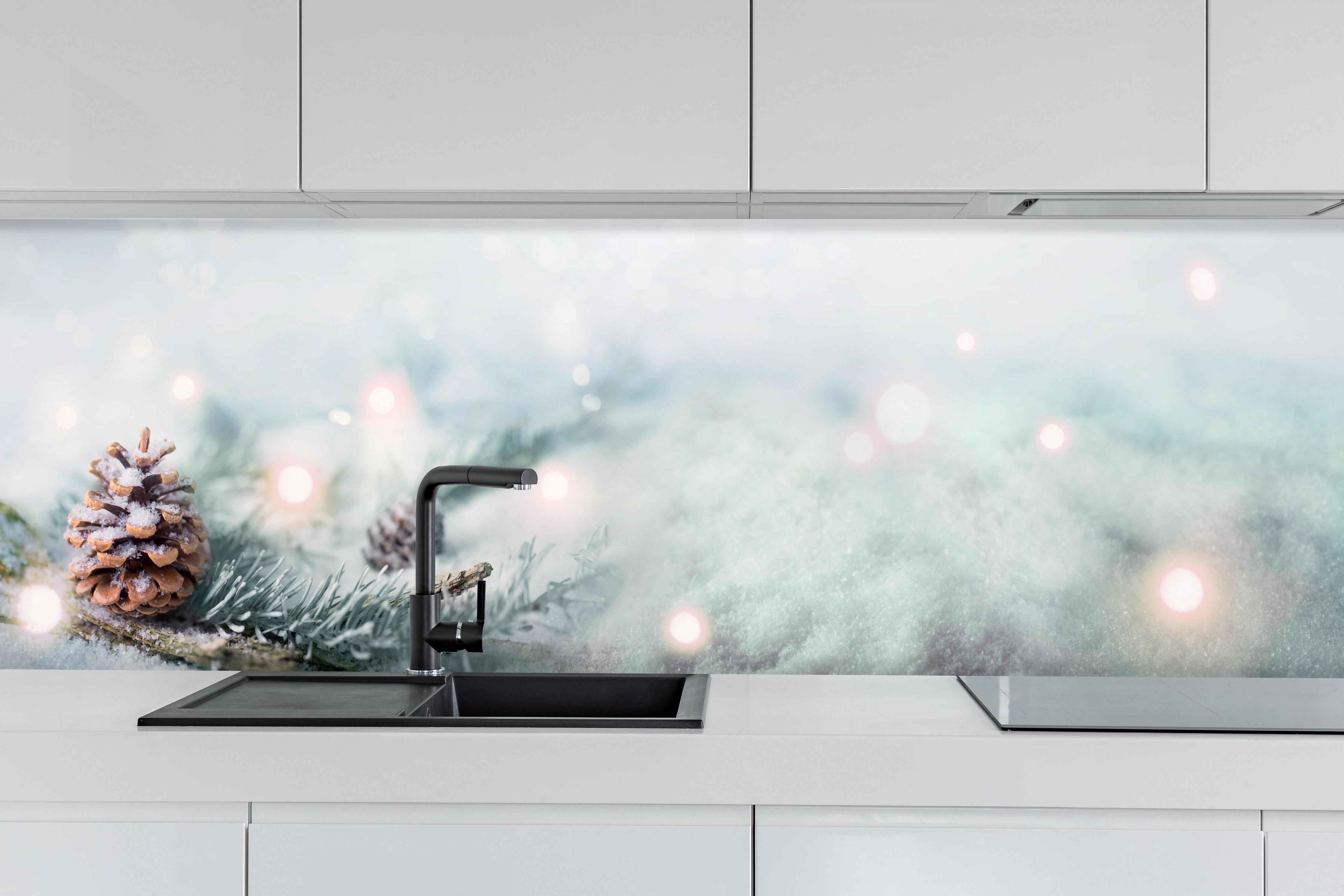 Küche - Magische Winterlandschaft in Weiß und Grau hinter weißen Hochglanz-Küchenregalen und schwarzem Wasserhahn