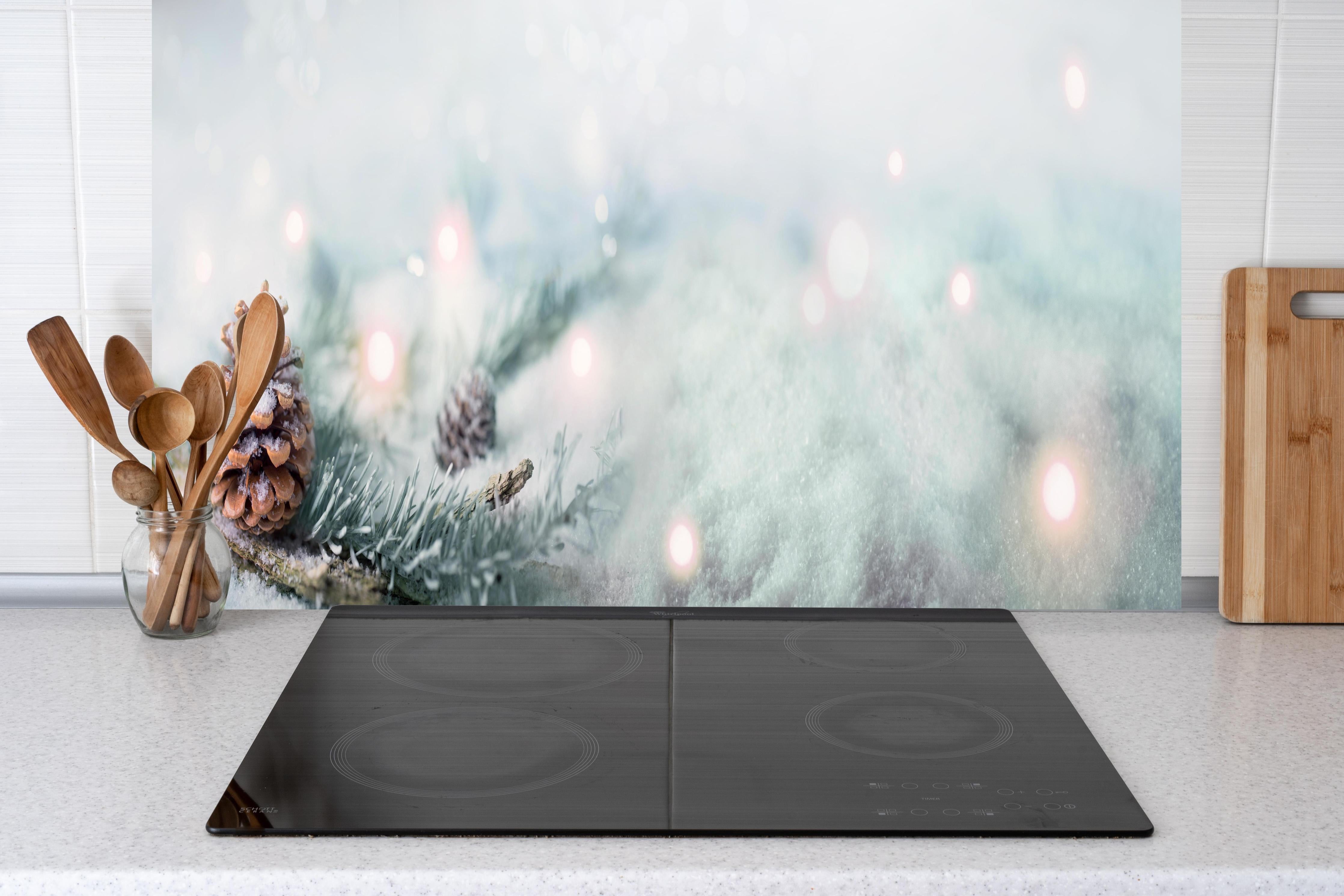 Küche - Magische Winterlandschaft in Weiß und Grau hinter weißen Hochglanz-Küchenregalen und schwarzem Wasserhahn