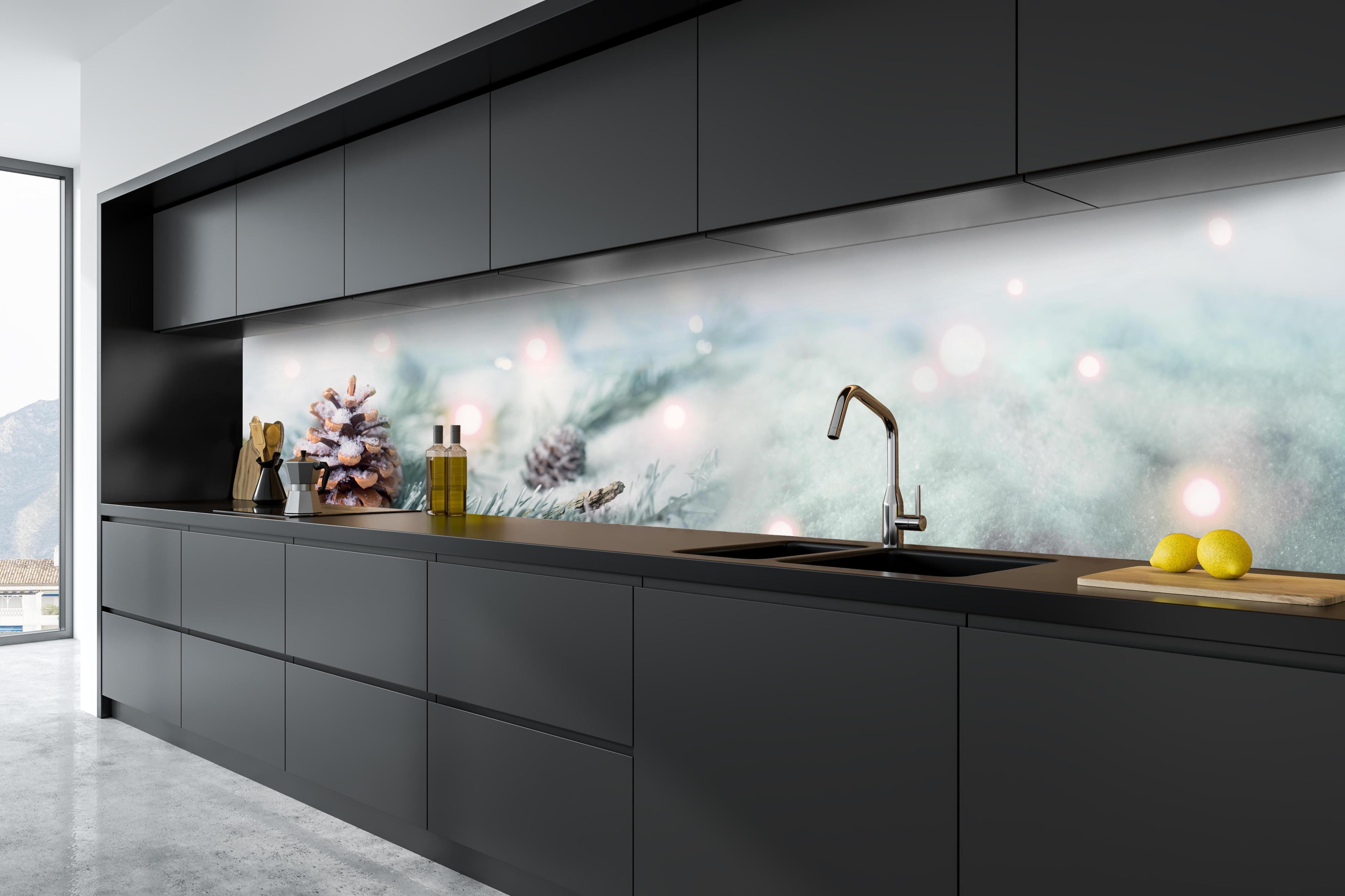 Küche - Magische Winterlandschaft in Weiß und Grau hinter weißen Hochglanz-Küchenregalen und schwarzem Wasserhahn