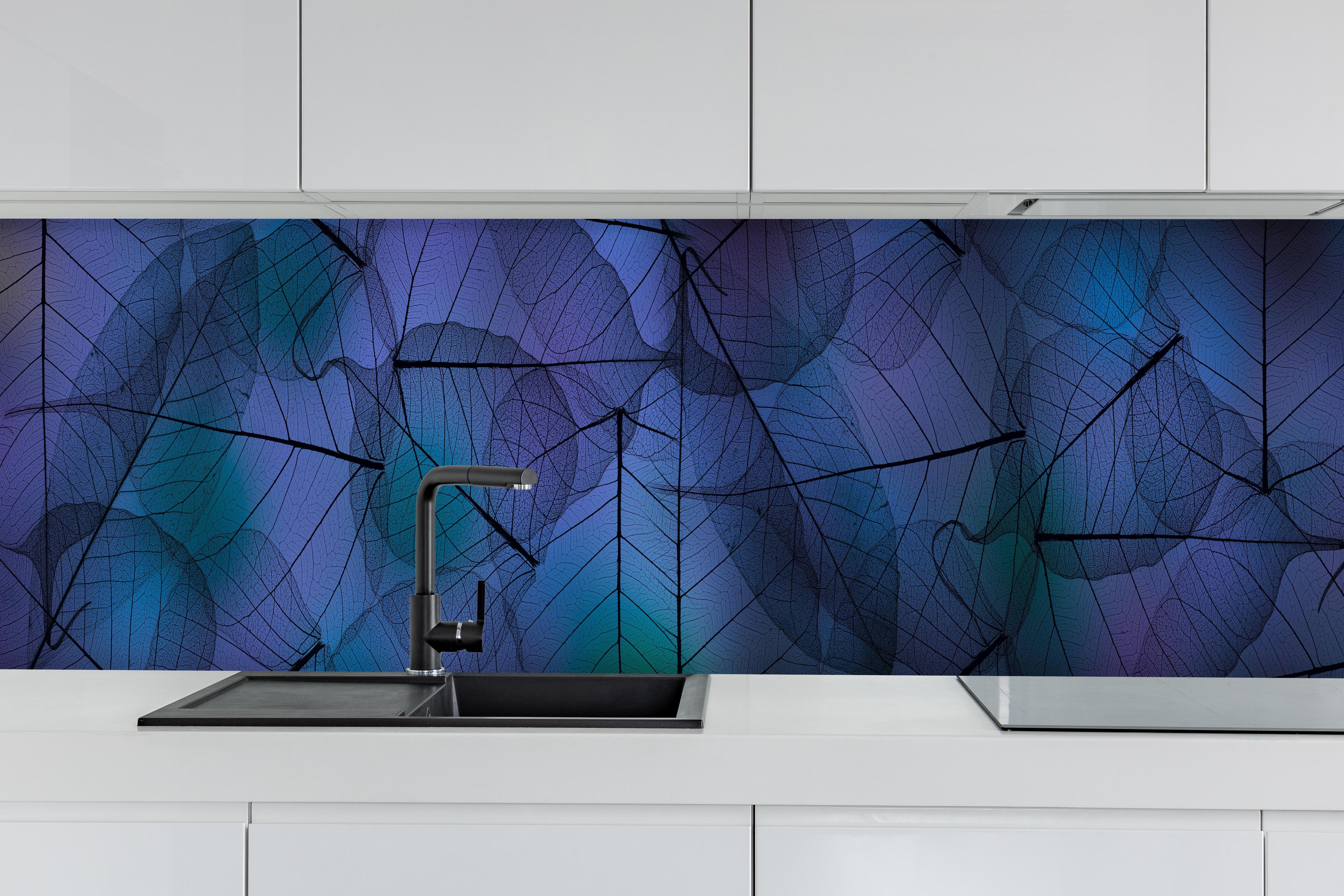 Küche - Makro Texturen von Blattadern in Blau hinter weißen Hochglanz-Küchenregalen und schwarzem Wasserhahn