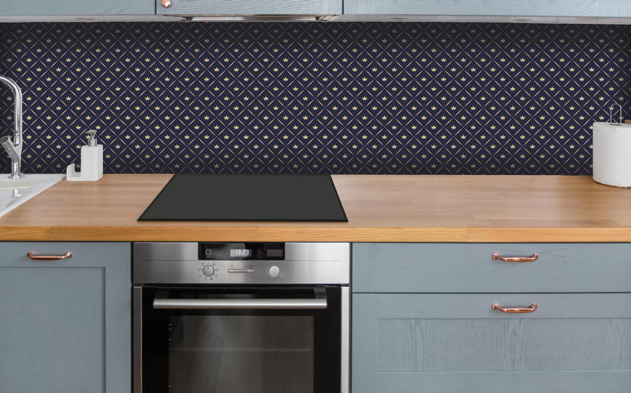 Küche - Marineblaues Wellenmuster - Elegant & Modern hinter weißen Hochglanz-Küchenregalen und schwarzem Wasserhahn