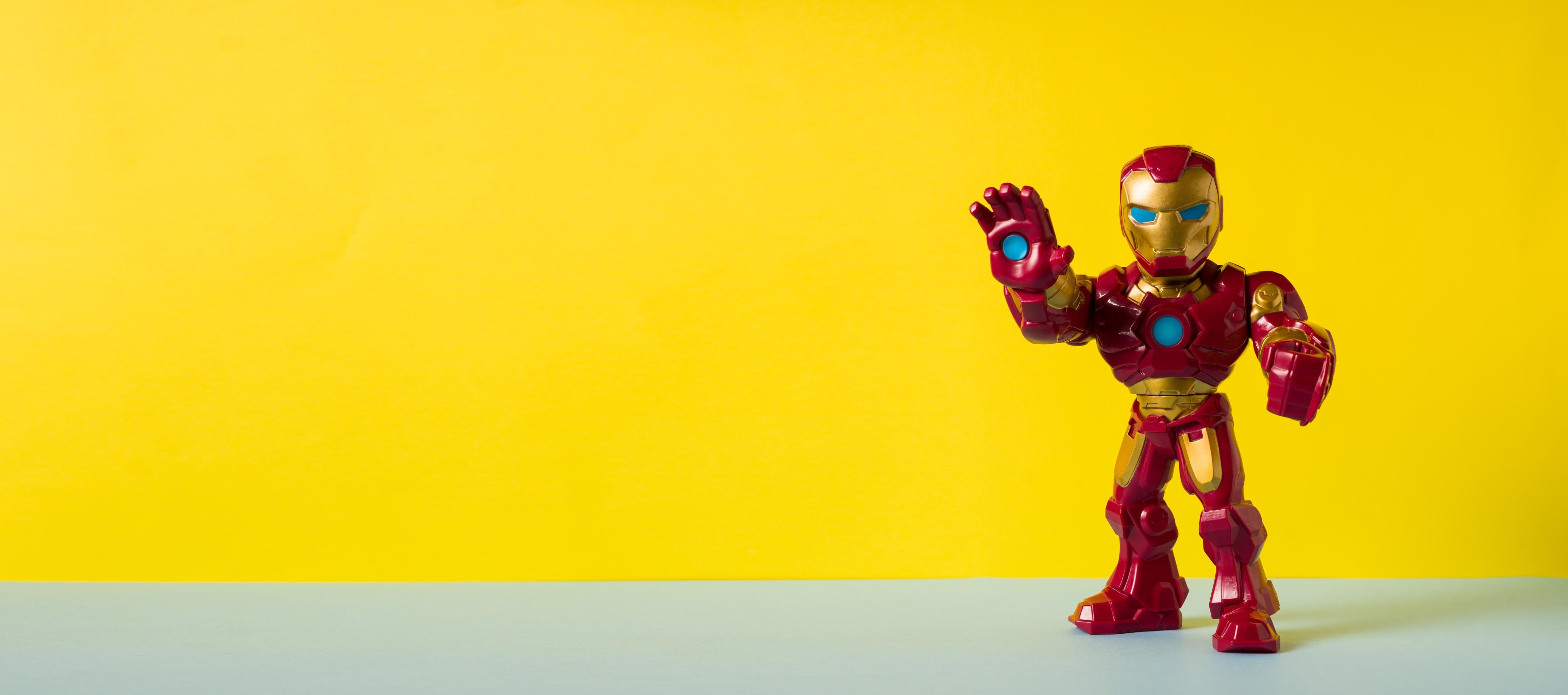 Küchenrückwand-Marvel Iron Man Sammelfigur auf Gelb