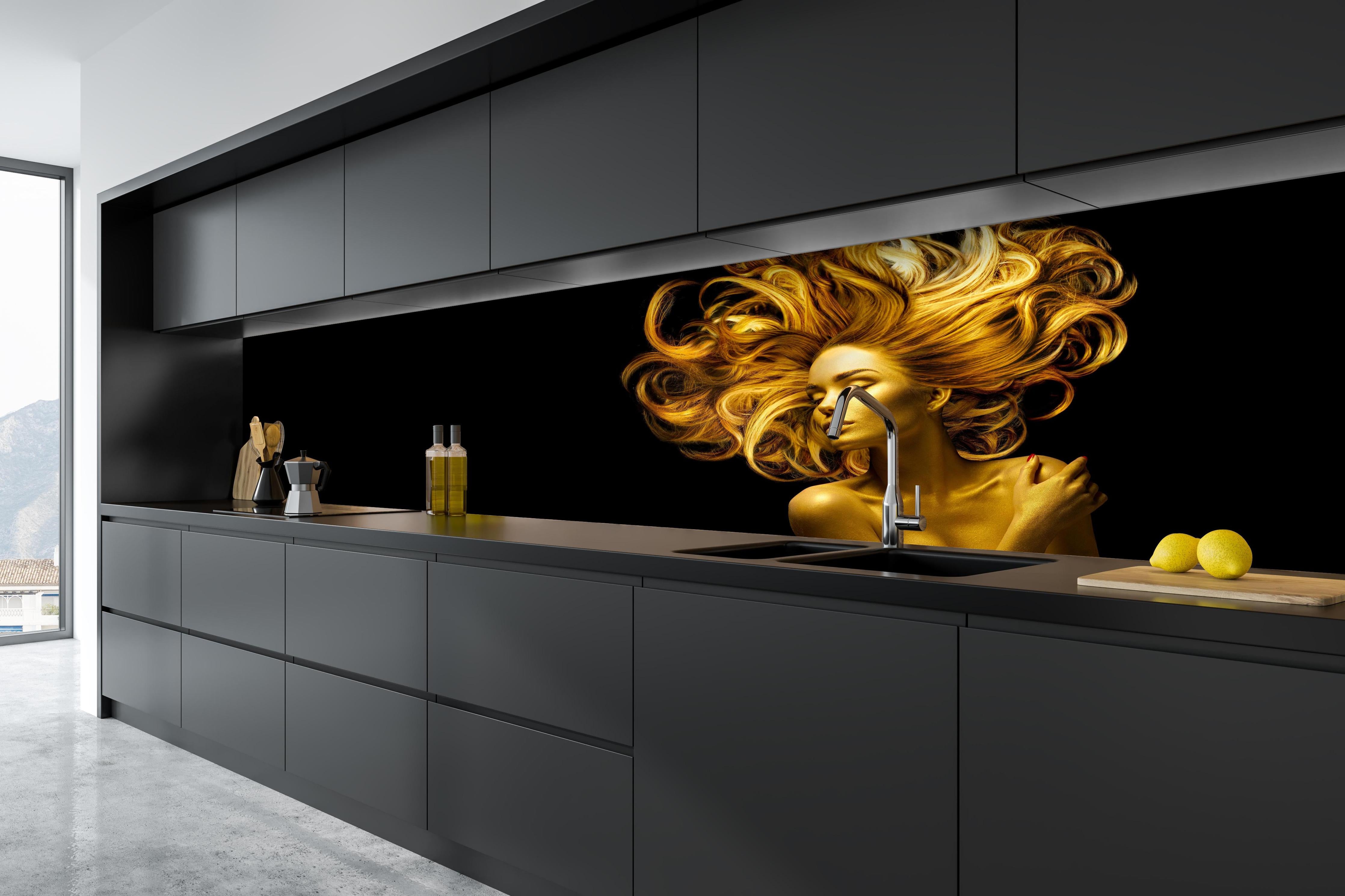 Küche - Model in Gold hinter weißen Hochglanz-Küchenregalen und schwarzem Wasserhahn