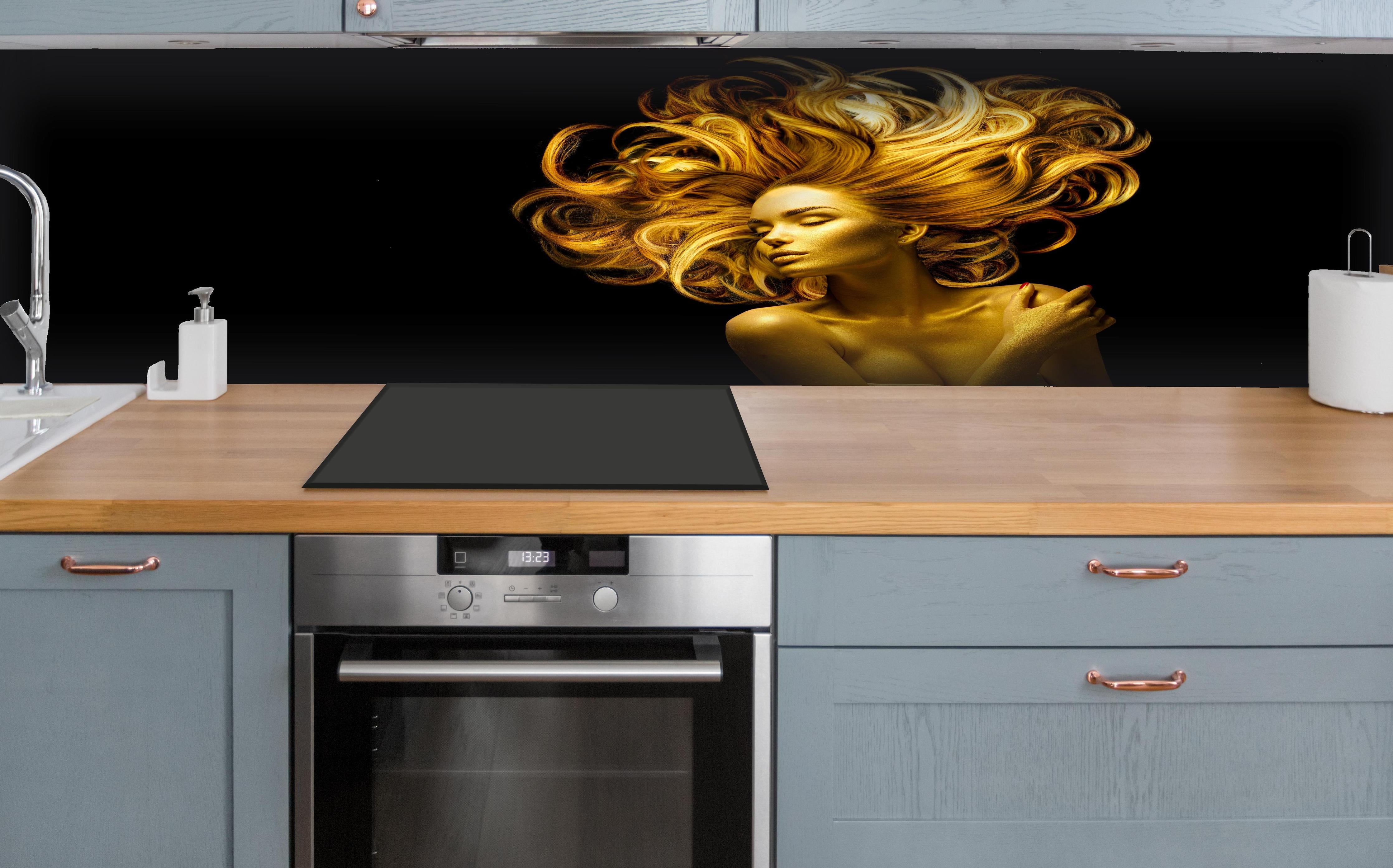 Küche - Model in Gold hinter weißen Hochglanz-Küchenregalen und schwarzem Wasserhahn