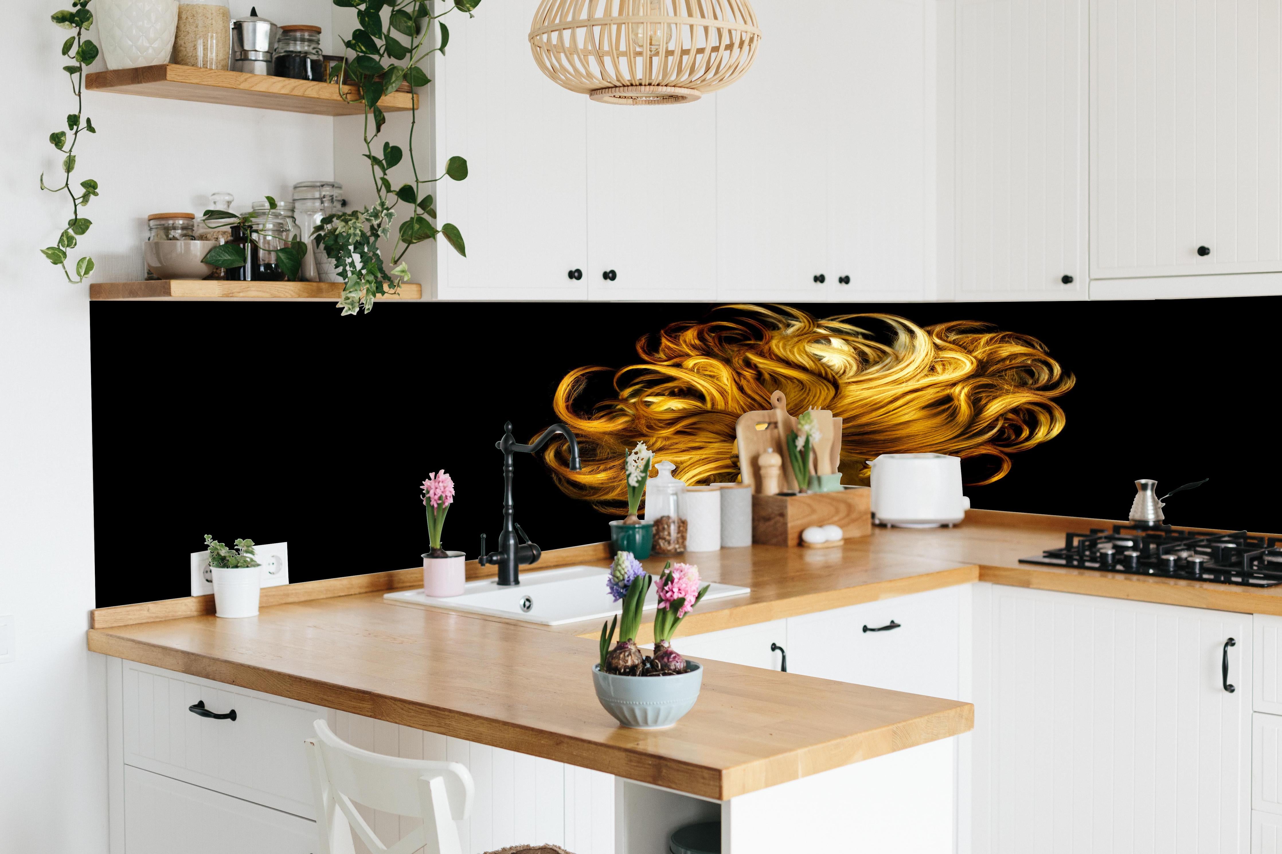 Küche - Model in Gold hinter weißen Hochglanz-Küchenregalen und schwarzem Wasserhahn