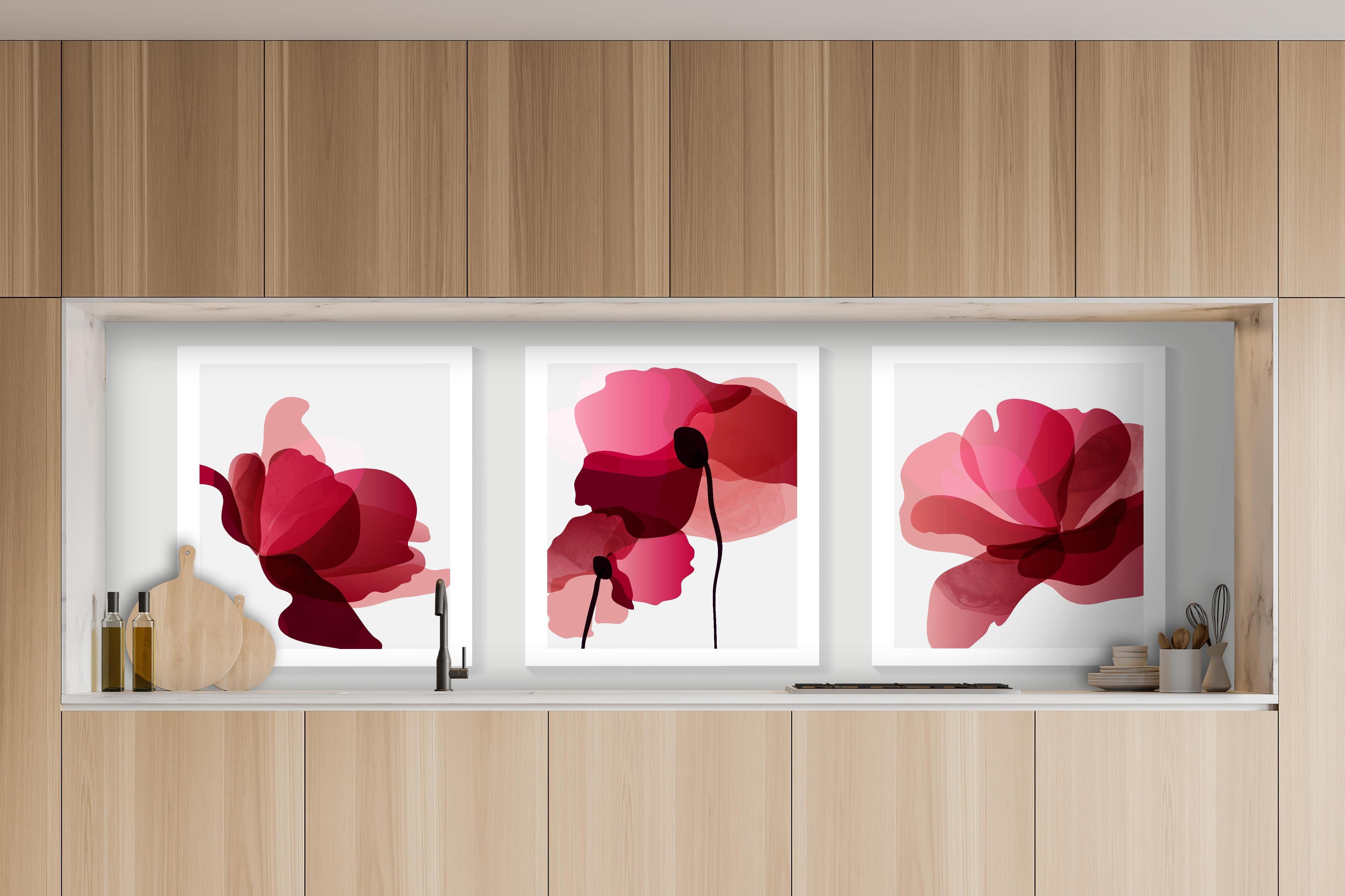 Küche - Moderne Abstrakte Blumen in Rot-Pink hinter weißen Hochglanz-Küchenregalen und schwarzem Wasserhahn