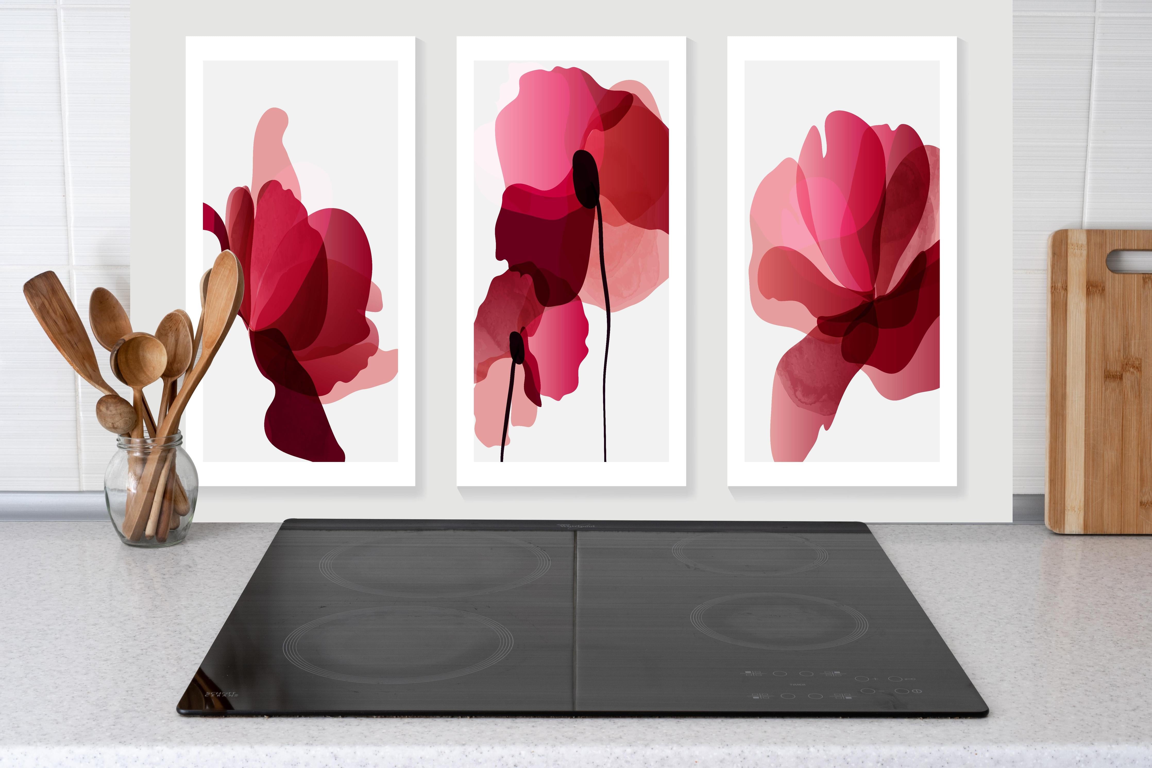 Küche - Moderne Abstrakte Blumen in Rot-Pink hinter weißen Hochglanz-Küchenregalen und schwarzem Wasserhahn