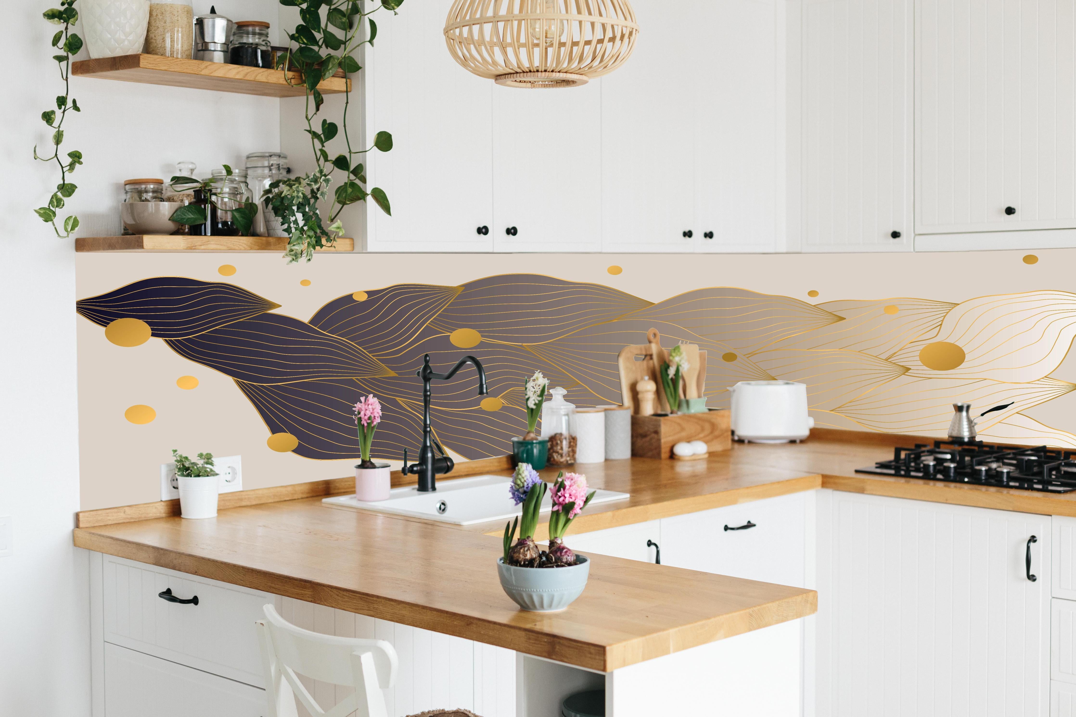 Küche - Moderne Abstrakte Goldlinien auf Beige hinter weißen Hochglanz-Küchenregalen und schwarzem Wasserhahn