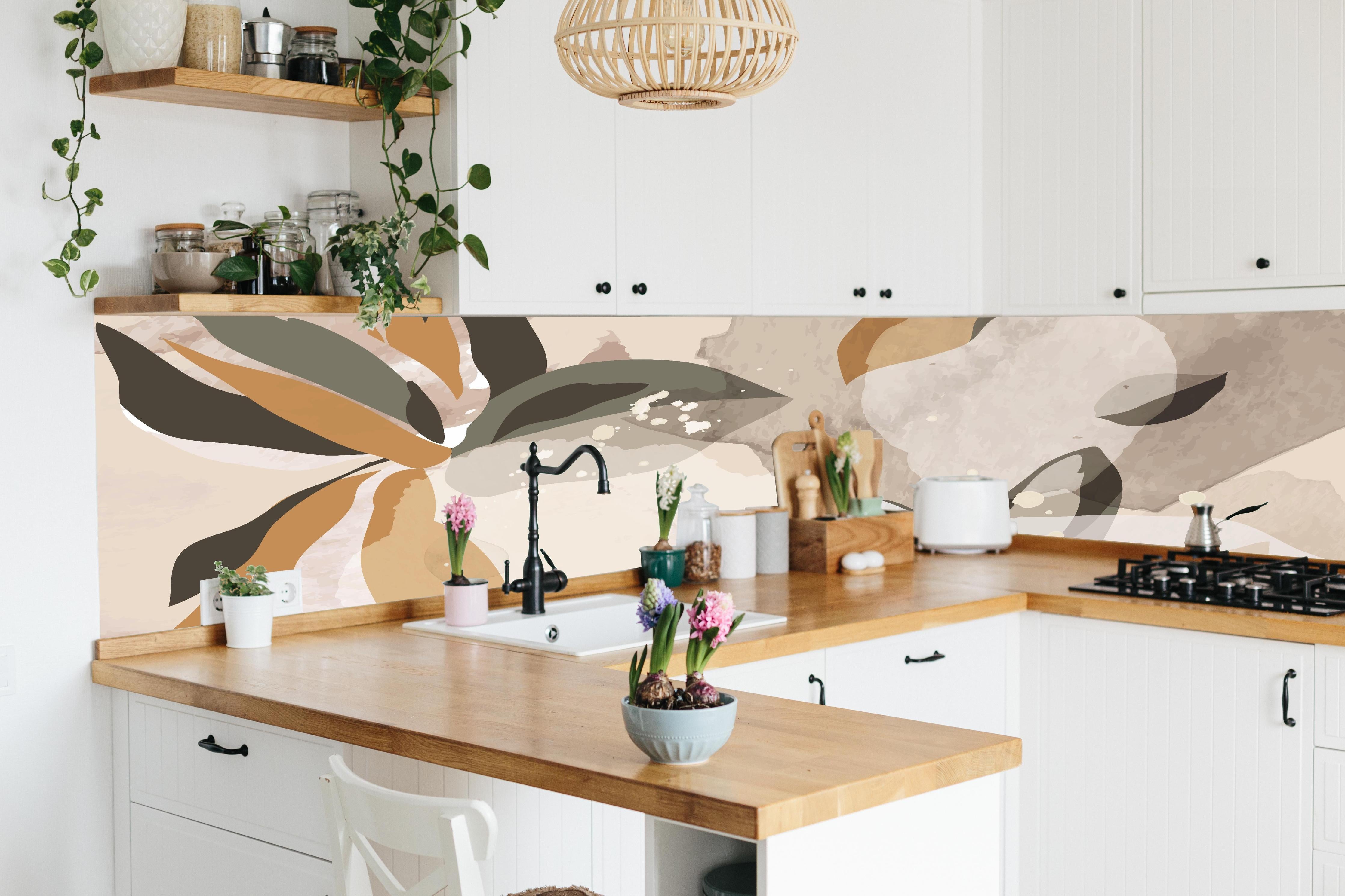 Küche - Moderne Abstrakte Illustration in Beige hinter weißen Hochglanz-Küchenregalen und schwarzem Wasserhahn
