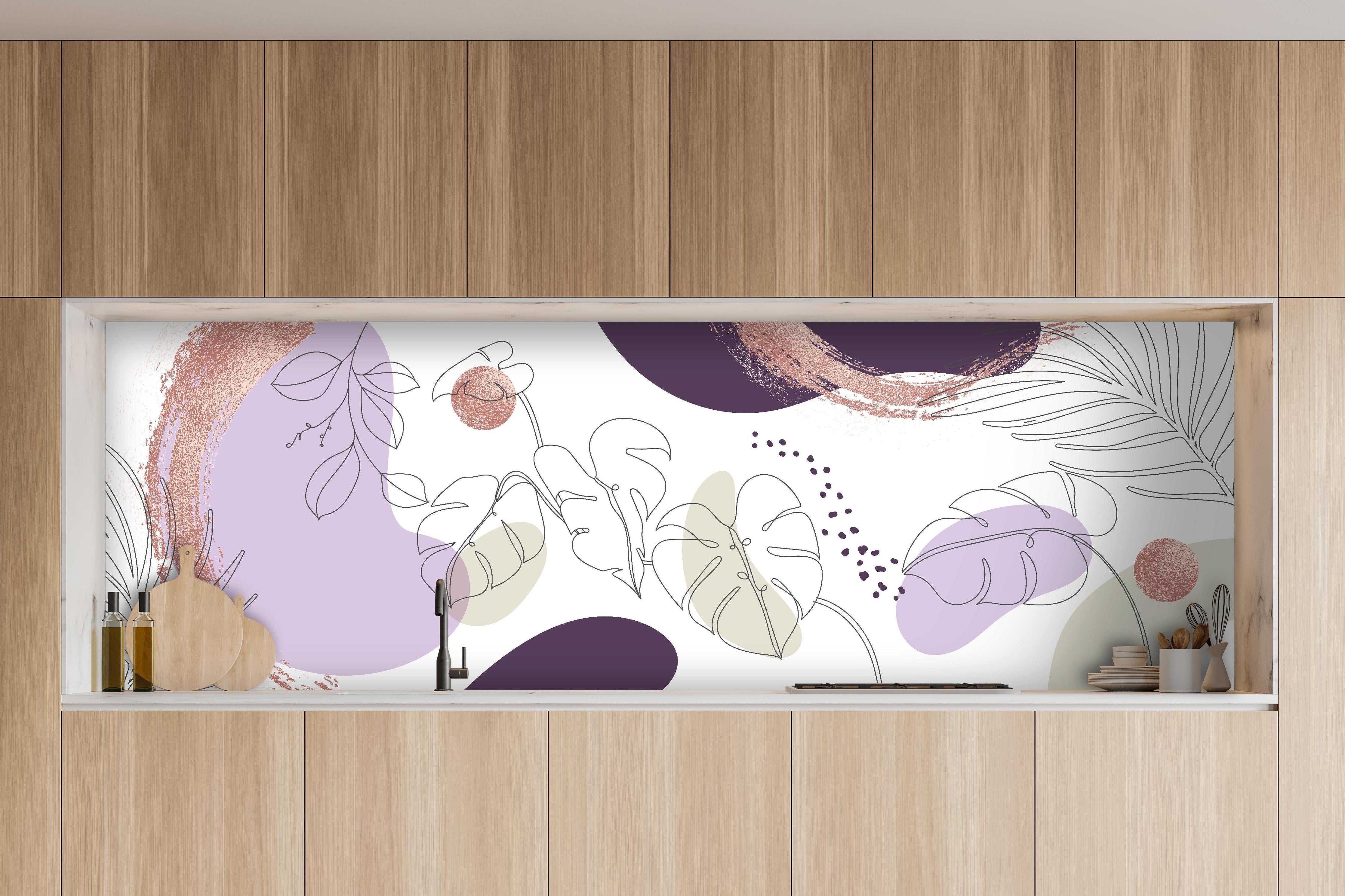 Küche - Moderne Abstrakte Kunst Violett Beige hinter weißen Hochglanz-Küchenregalen und schwarzem Wasserhahn