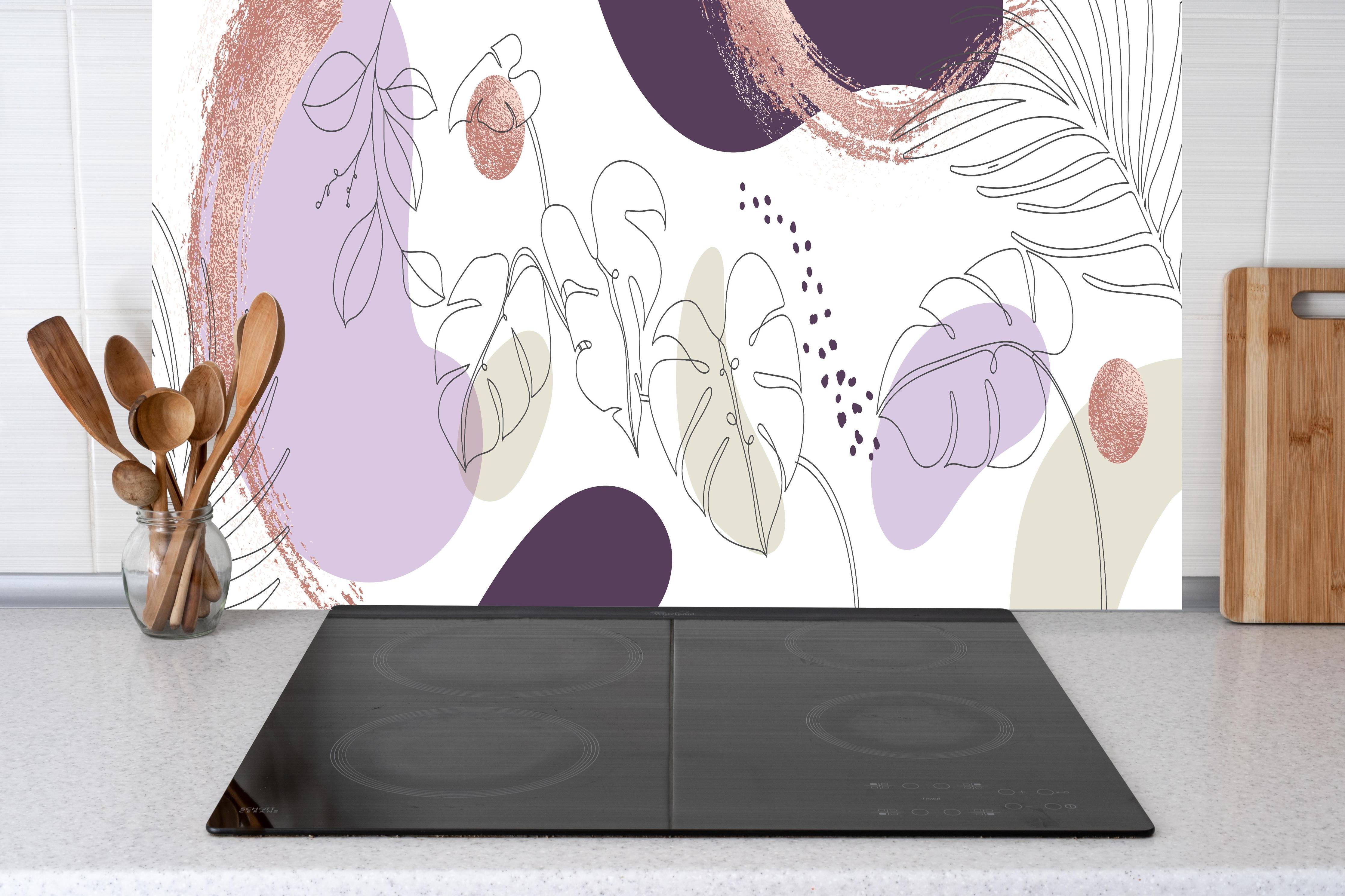 Küche - Moderne Abstrakte Kunst Violett Beige hinter weißen Hochglanz-Küchenregalen und schwarzem Wasserhahn