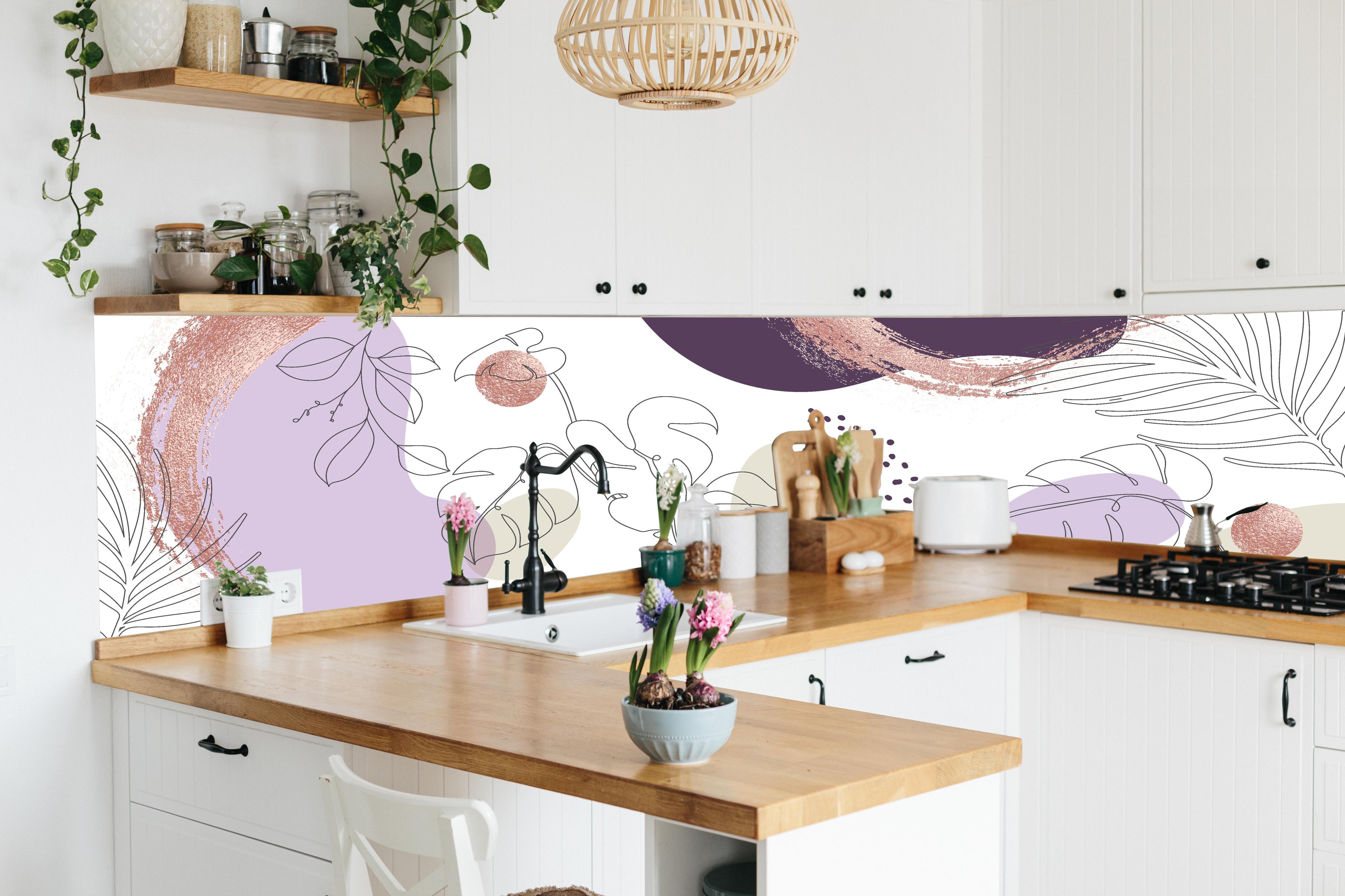 Küche - Moderne Abstrakte Kunst Violett Beige hinter weißen Hochglanz-Küchenregalen und schwarzem Wasserhahn